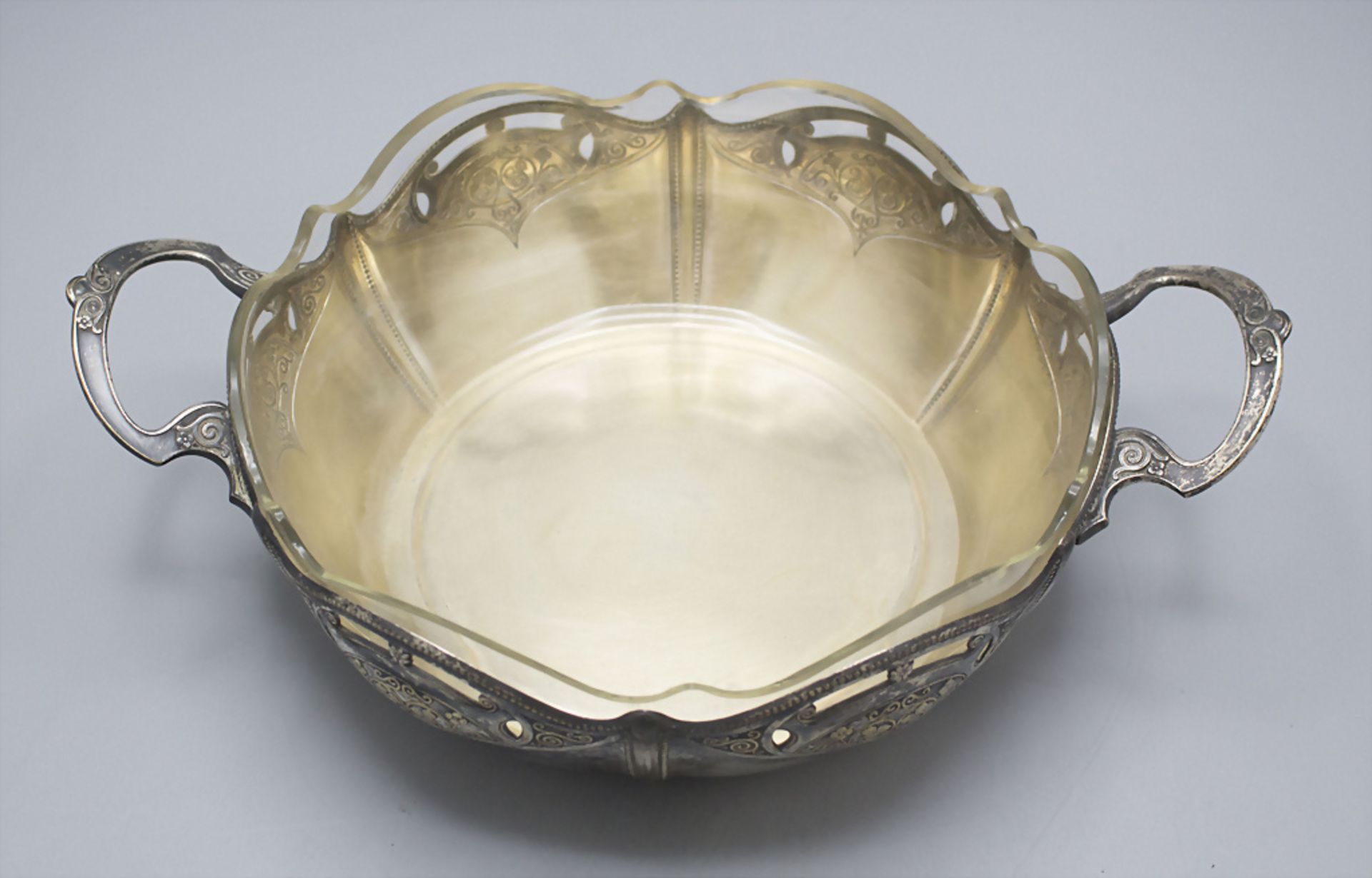 Jugendstil Henkelschale mit Glaseinsatz / An Art Nouveau handled fruitbowl, WMF, Geislingen, ... - Image 2 of 4