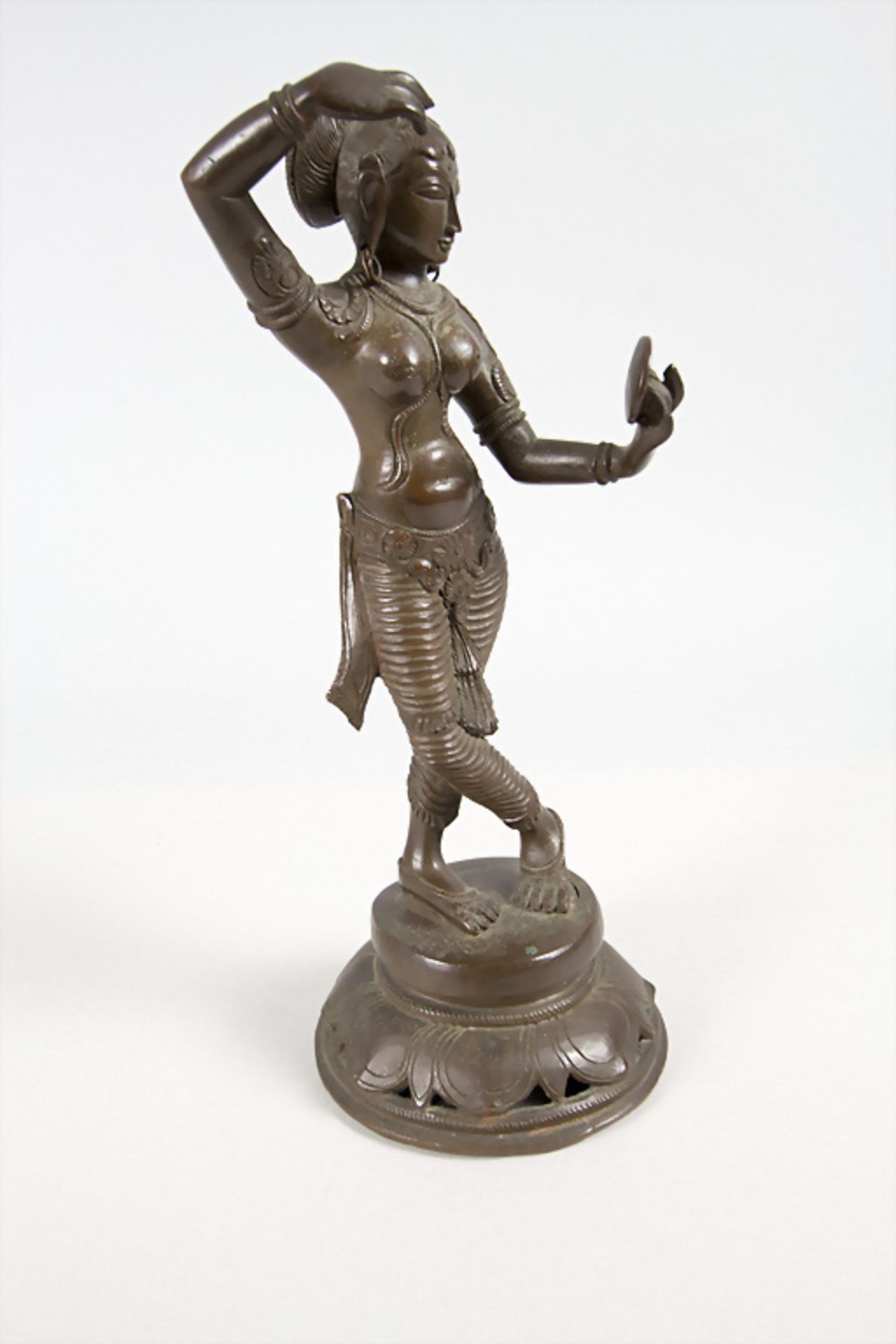 Bronzeplastik einer Tempeltänzerin / A bronze figure of a temple dancer, Indien, frühes 20. Jh. - Bild 4 aus 8