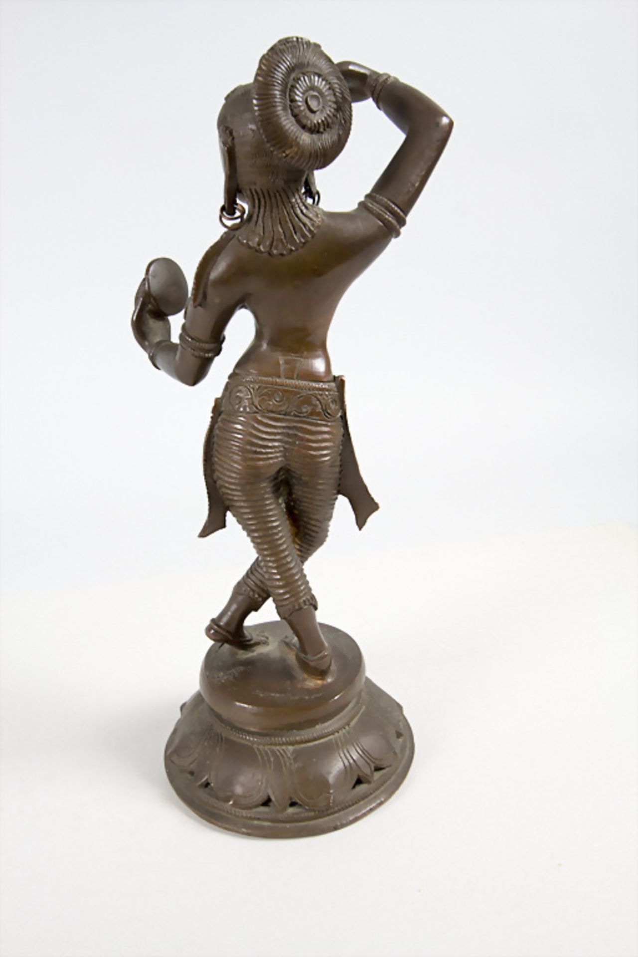 Bronzeplastik einer Tempeltänzerin / A bronze figure of a temple dancer, Indien, frühes 20. Jh. - Bild 6 aus 8
