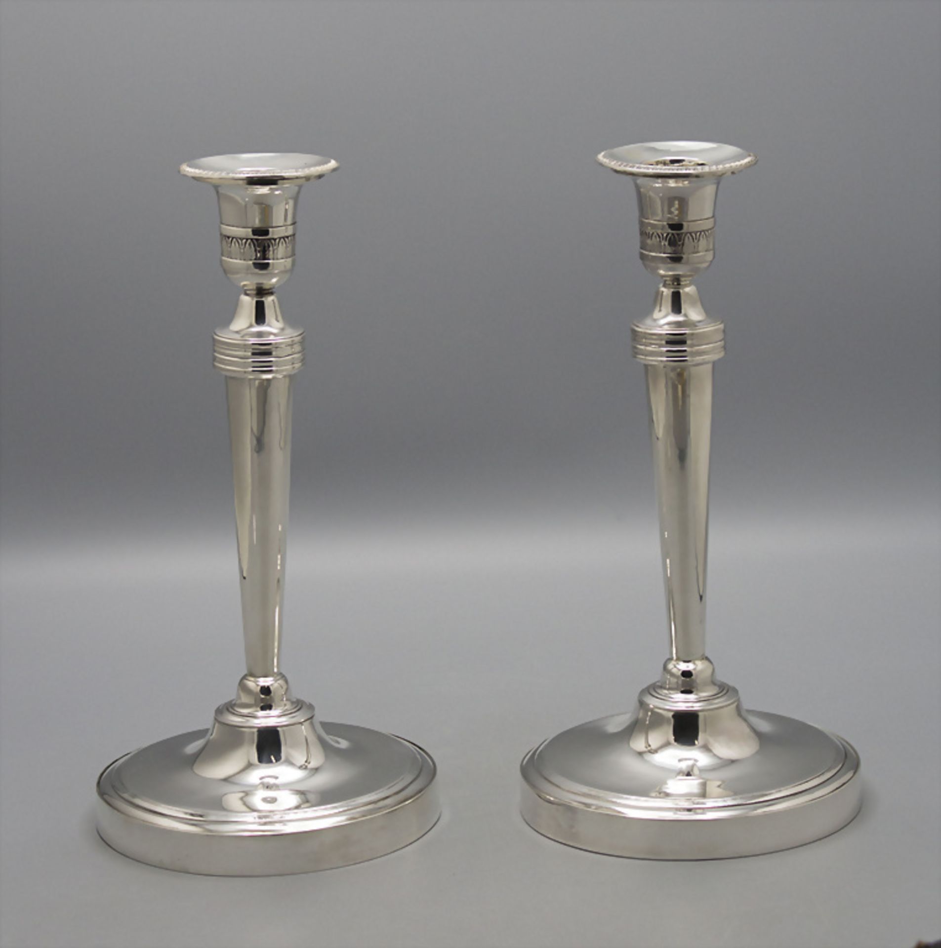 Paar Empire Kerzenleuchter / Paire des bougoirs Empire en argent massif / A pair of Empire ...