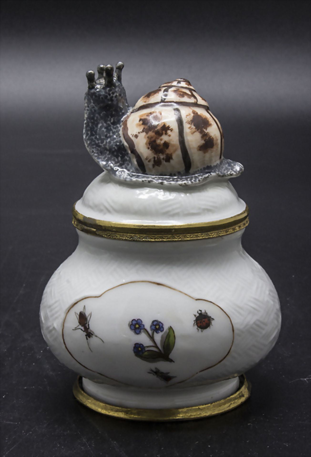 Seltene Deckeldose mit Weinbergschnecke / A rare covered box with a snail as handle, Meissen, ...