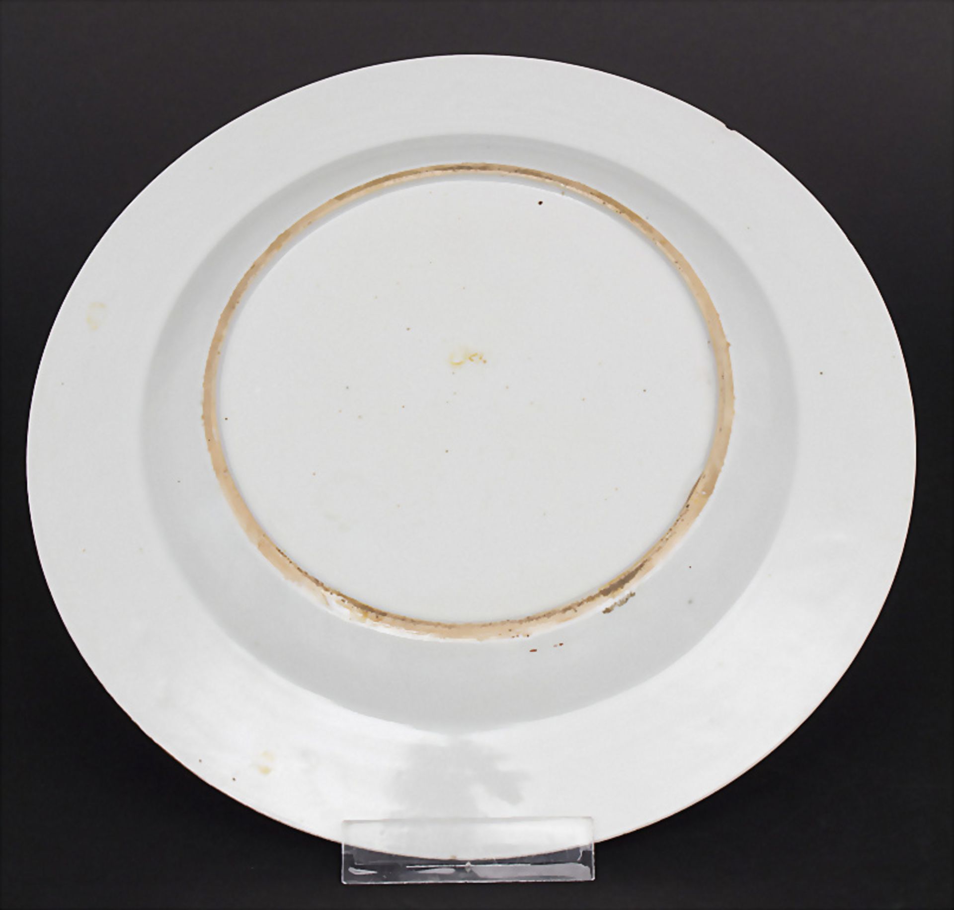 Porzellan-Teller mit Rosen- und Goldrankendekor / A porcelain plate with roses and gilt ... - Image 2 of 3