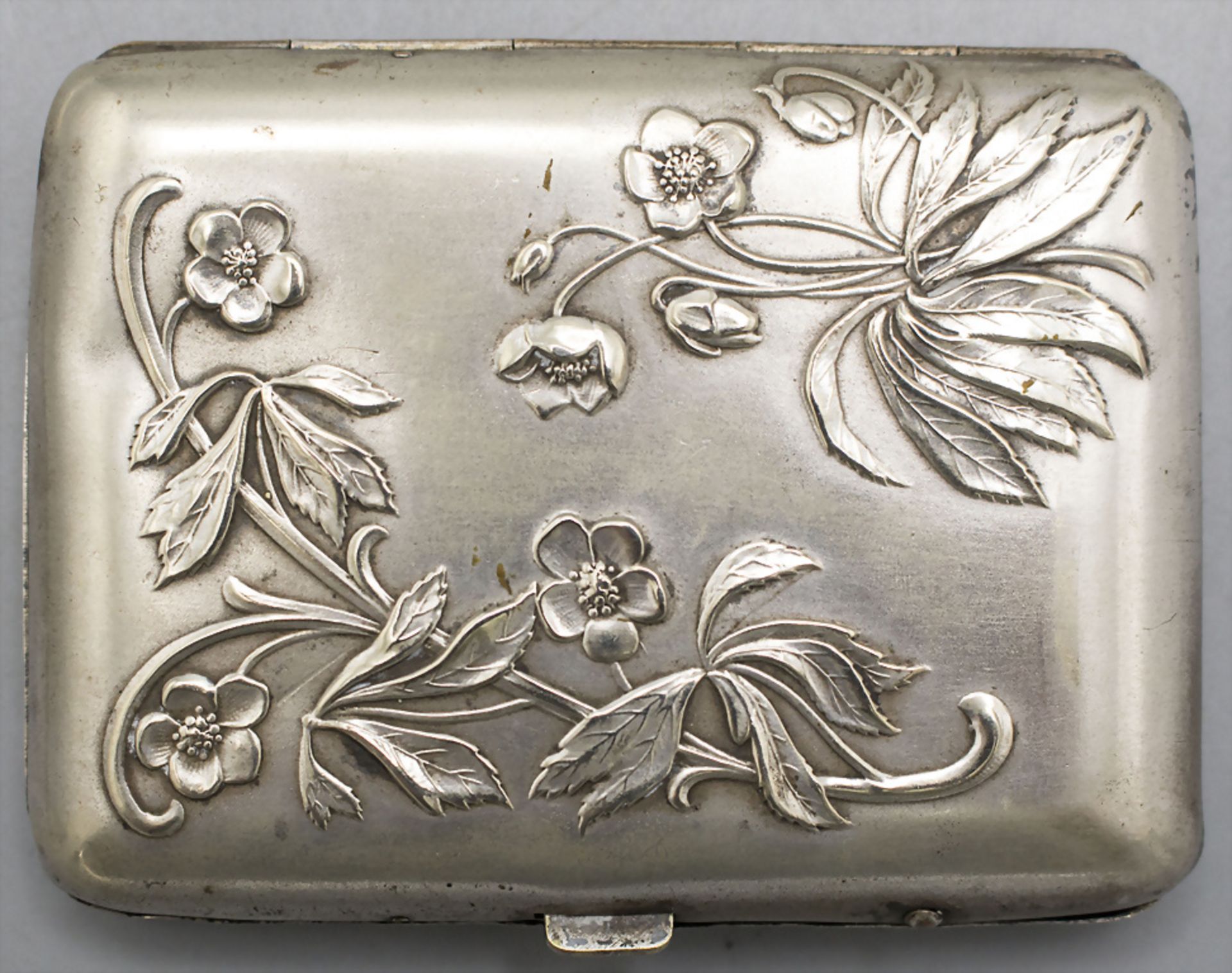 Jugendstil Zigarettenetui mit Anemonen / An Art Nouveau plated cigarette case with anemones, ...