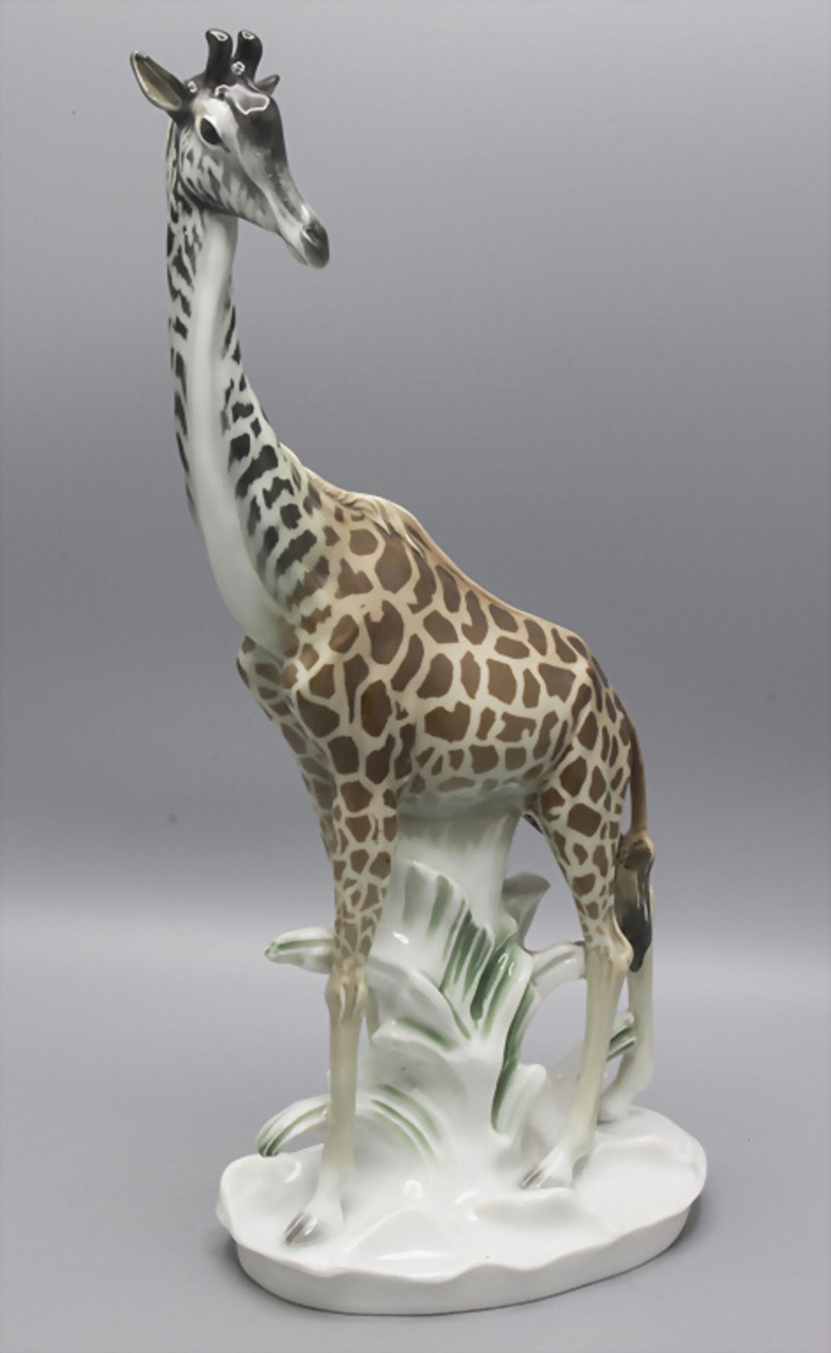 Große und sehr seltene Tierfigur 'Giraffe' / A large and very rare animal sculpture of a ...