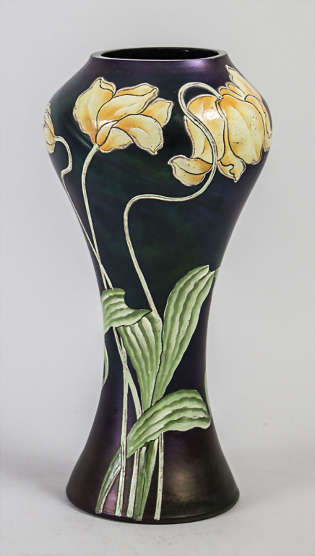 Jugendstil Glasvase mit Tulpendekor / An art Nouveau glass vase with tulips, Freiherr von ...