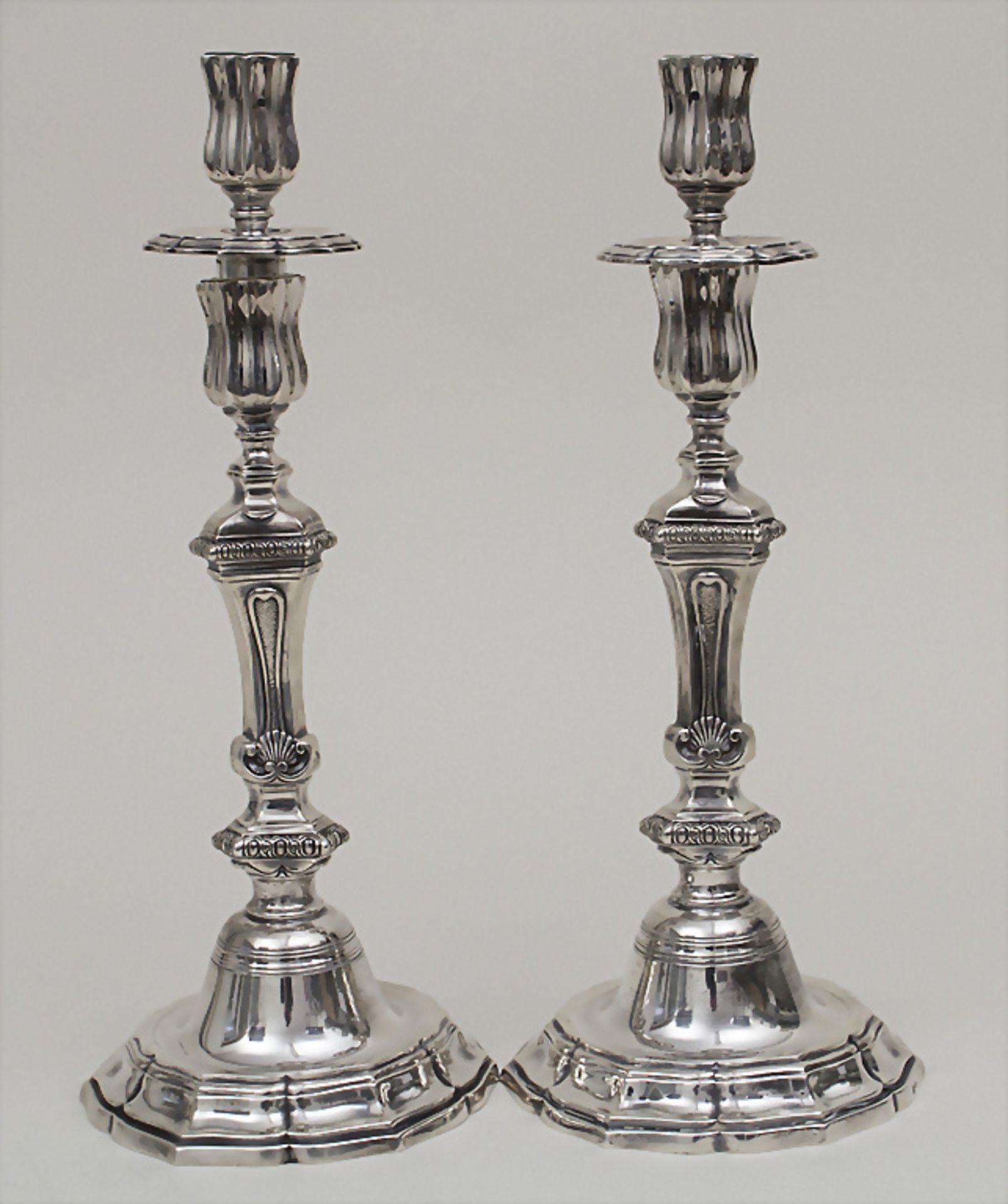 Paar Kerzenleuchter / A pair of silver candlesticks, Frankreich, um 1900