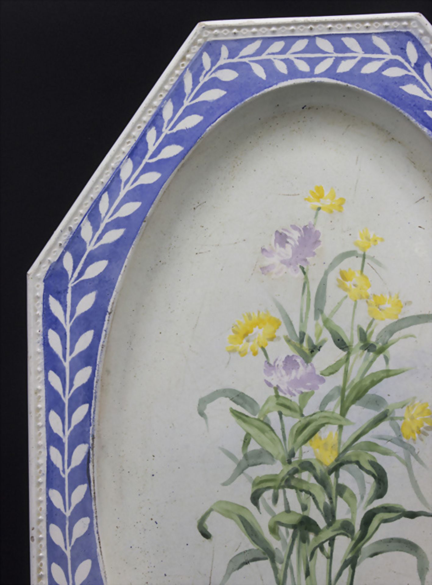 Oktogonale Platte mit Blumenmalerei / A creamware plate with flowers, Creil-Montereau & ... - Image 2 of 4