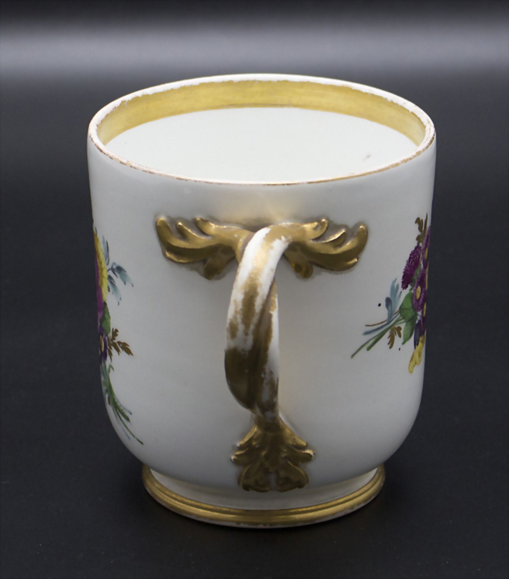 Große Tasse mit Blumenbouquets / A large coffee mug with flower bouquets, Meissen, ... - Image 3 of 4