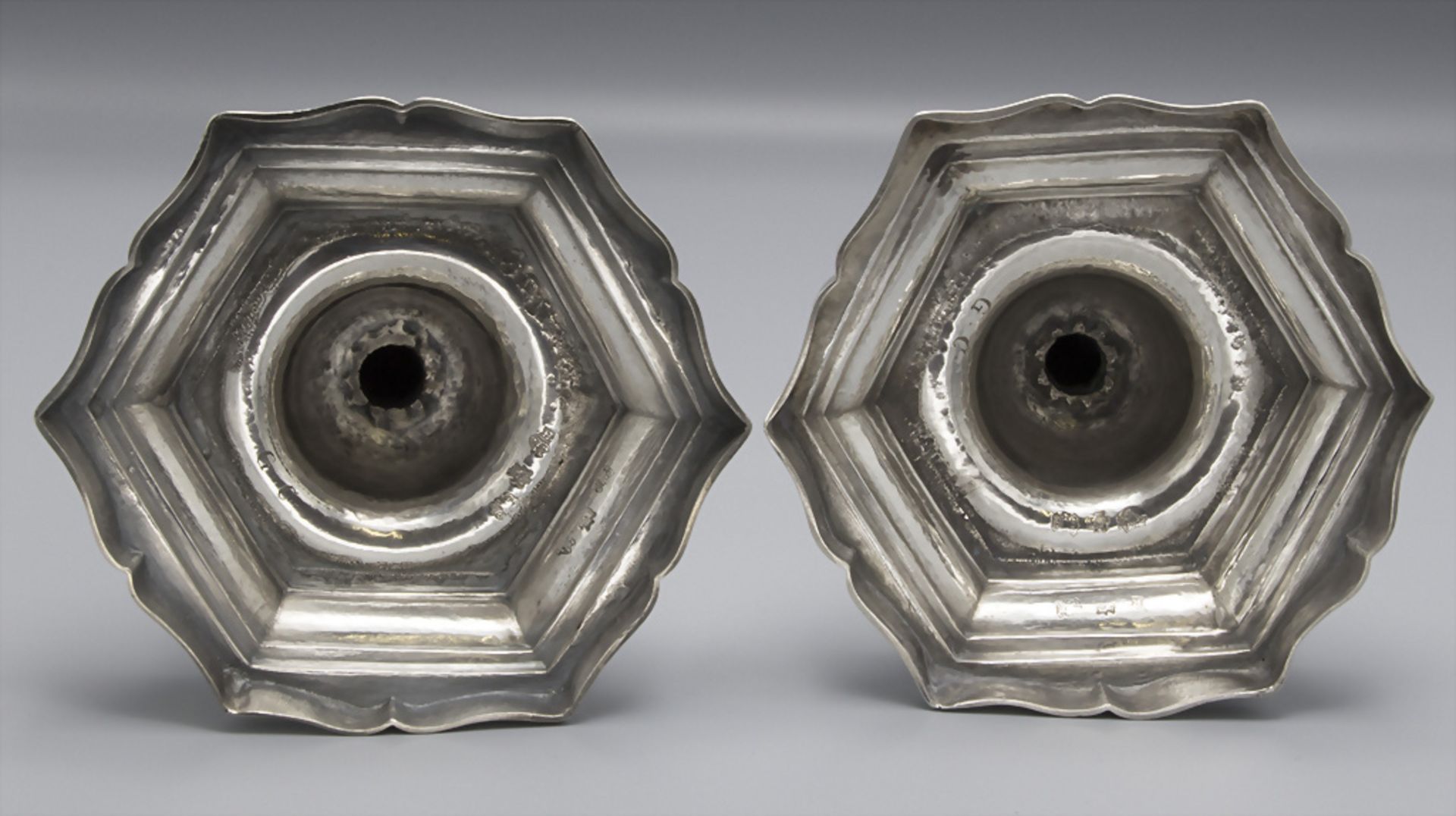 Paar Louis XV Kerzenleuchter / Paire de bougoirs Louis XV en argent massif / A pair of silver ... - Image 4 of 7