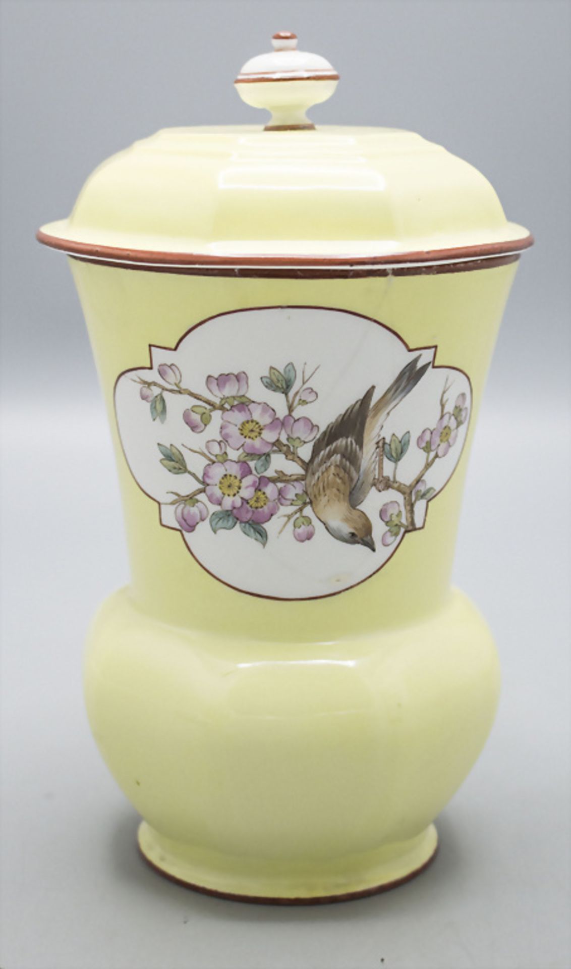 Gelbfond-Deckelvase mit Vogelmalerei / A covered vase with birds, Meissen, Ende 19. Jh.