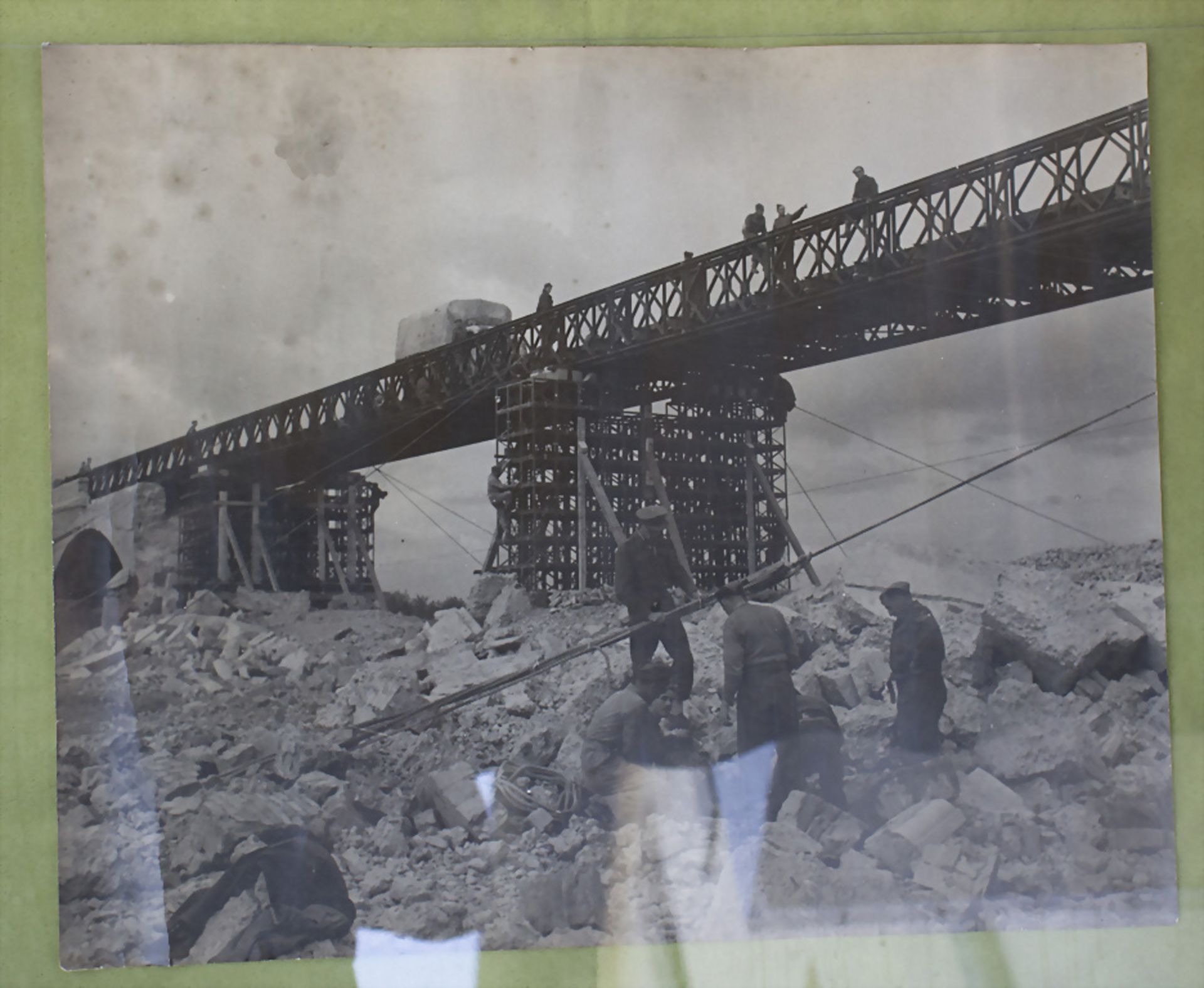 4 Fotografien 'Bau einer Pontonbrücke und Behelfsbrücke über den Trigno / Italien', 1943 und 1944 - Image 6 of 7