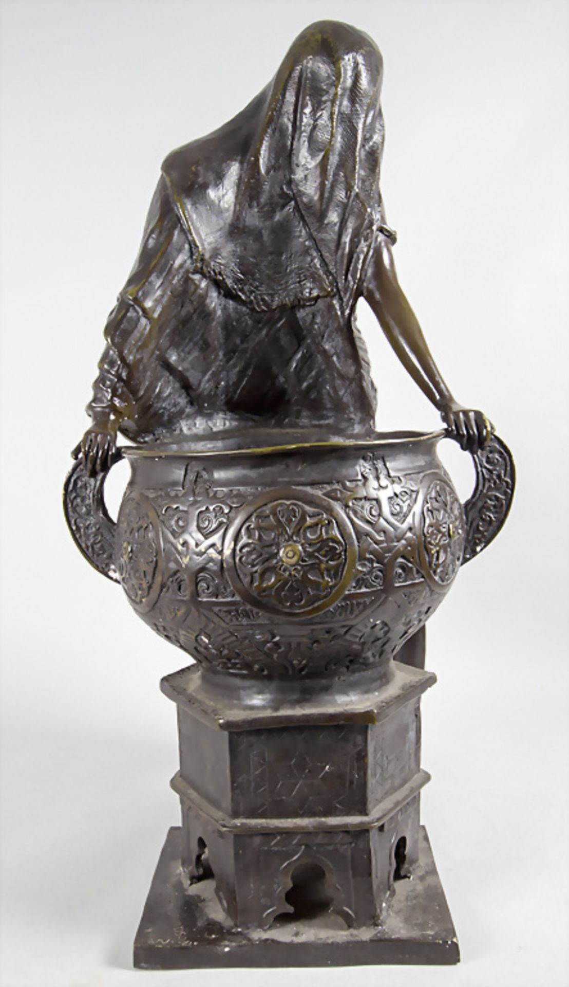 Jim Davidson, Bronzeplastik 'Orientalin am Brunnen' / A bronze sculpture of an Oriental woman ... - Image 3 of 11