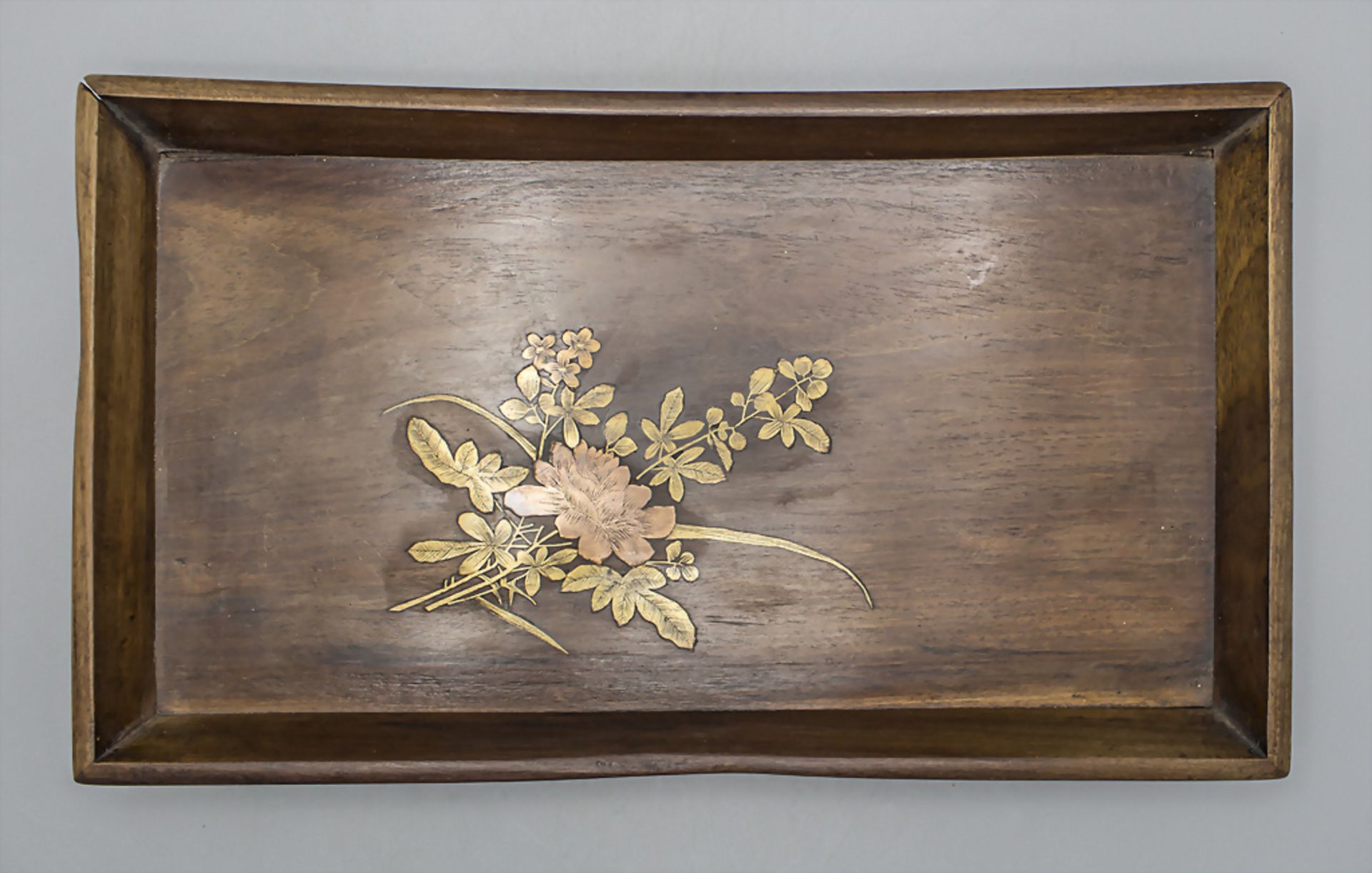 Holztablett auf vier Füßen mit Floraldekor / A footed wooden tray with floral inlays, ...