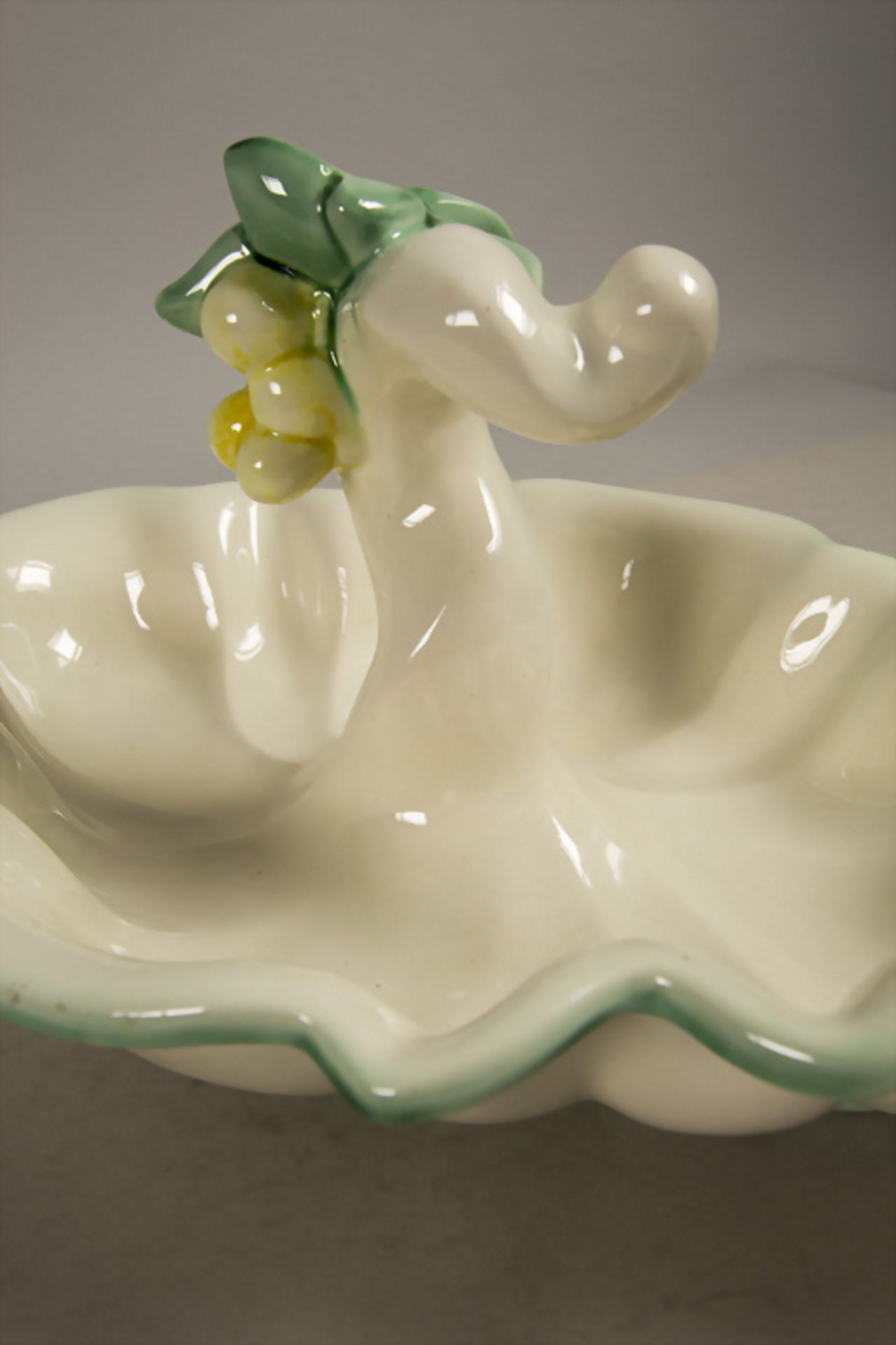 Art Déco Obstschale / An Art Deco fruit bowl, Karlsruher Majolika, um 1922 - Image 3 of 5