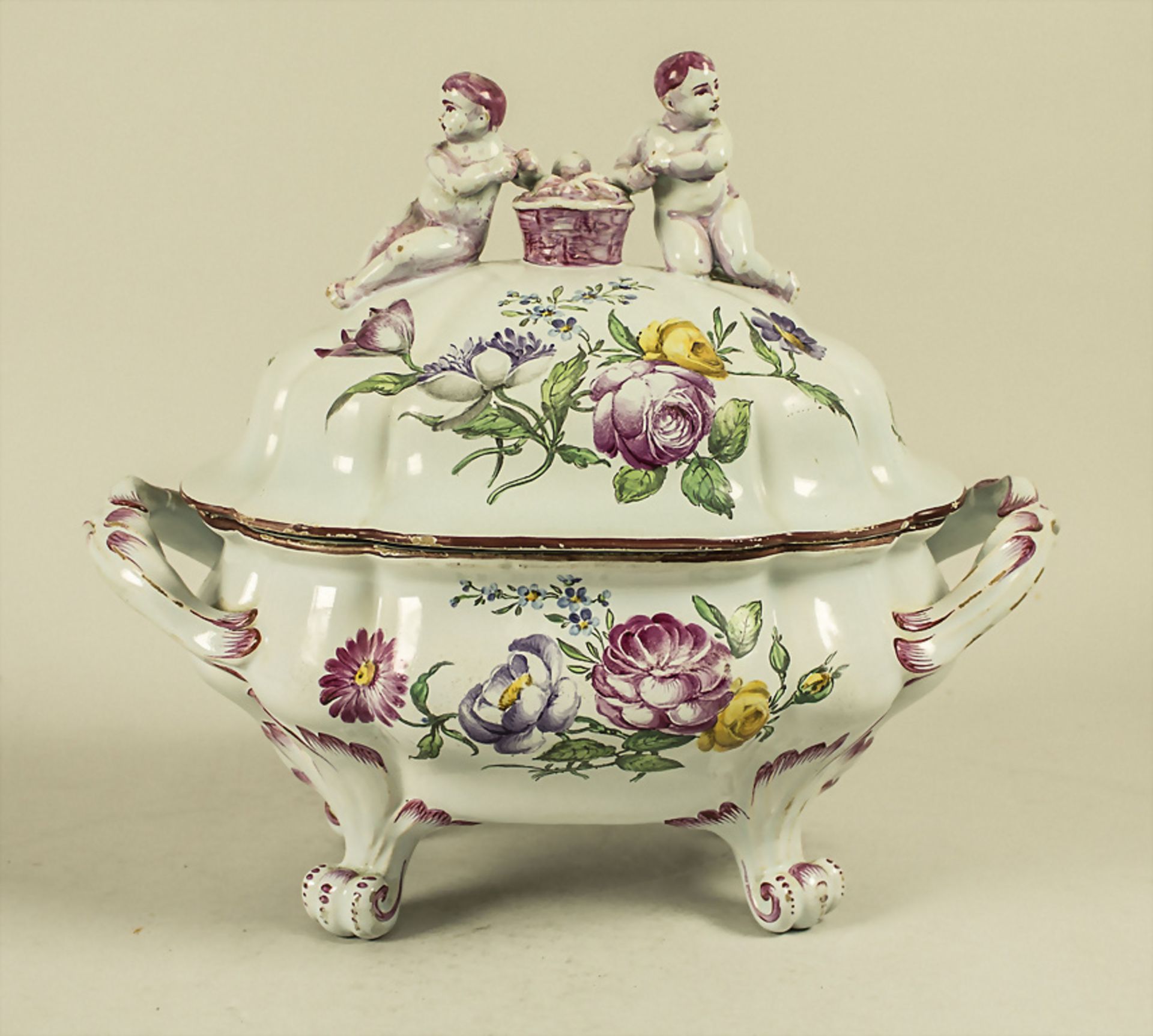 Fayence-Deckelterrine / A faience lidded tureen, Frankreich, Niederweiler, um 1770/80