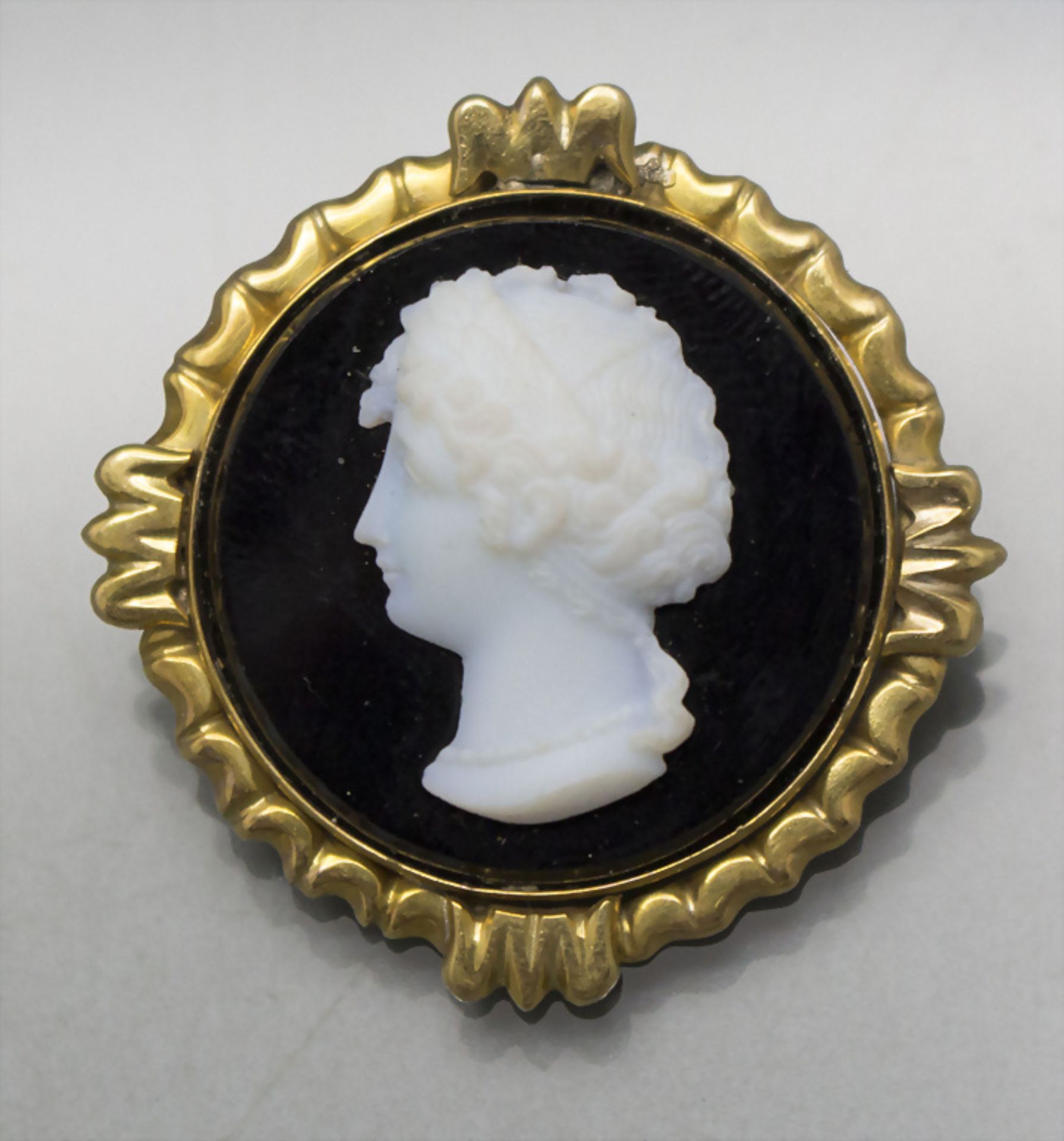 Kamee Brosche / A cameo brooch in a gold frame