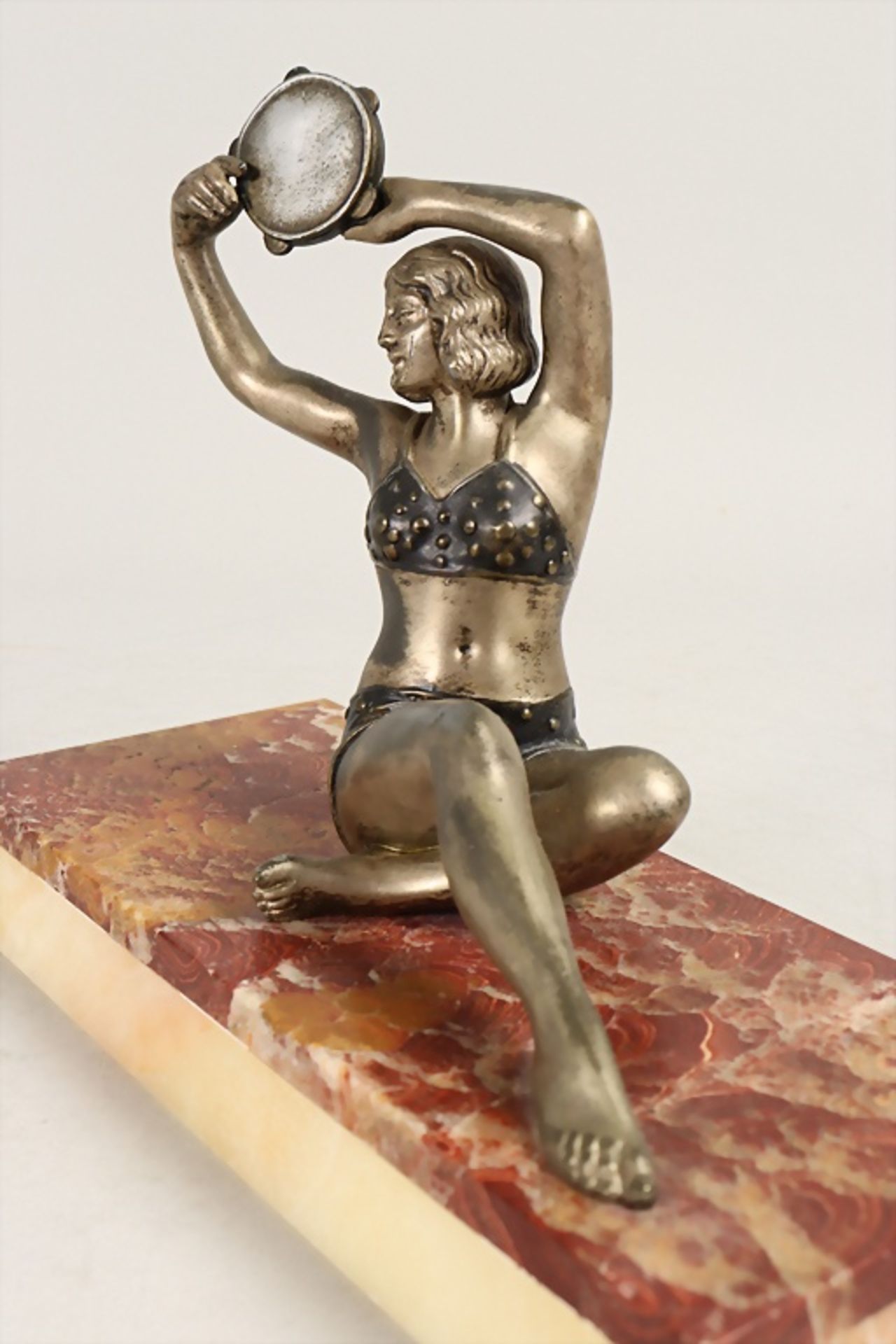 Art Déco Skulpture Tänzerin mit Tambourin / An Art Deco sculpture of a female dancer with a ... - Bild 3 aus 6