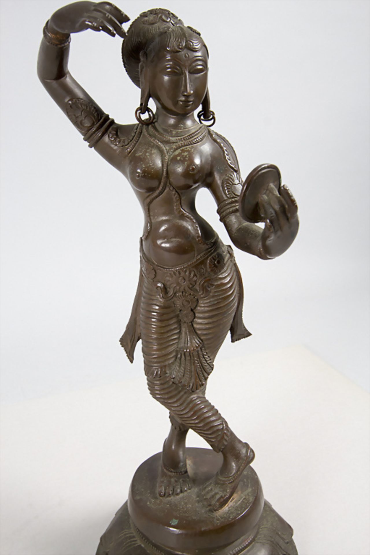 Bronzeplastik einer Tempeltänzerin / A bronze figure of a temple dancer, Indien, frühes 20. Jh. - Bild 2 aus 8