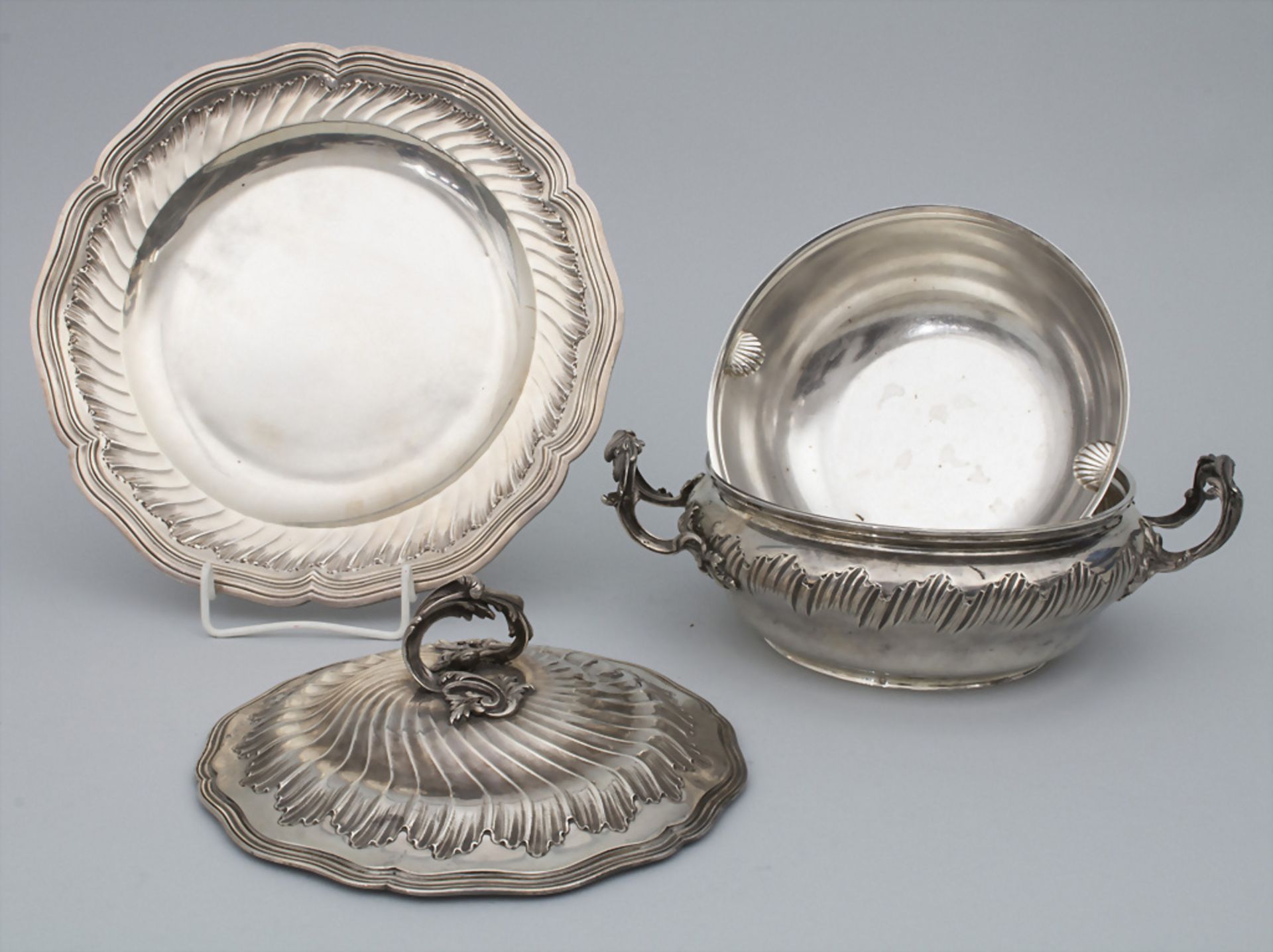 Legumier / Wöchnerinnenschüssel / A silver vegetable tureen with lining and cover, Paris, um 1900 - Image 5 of 13