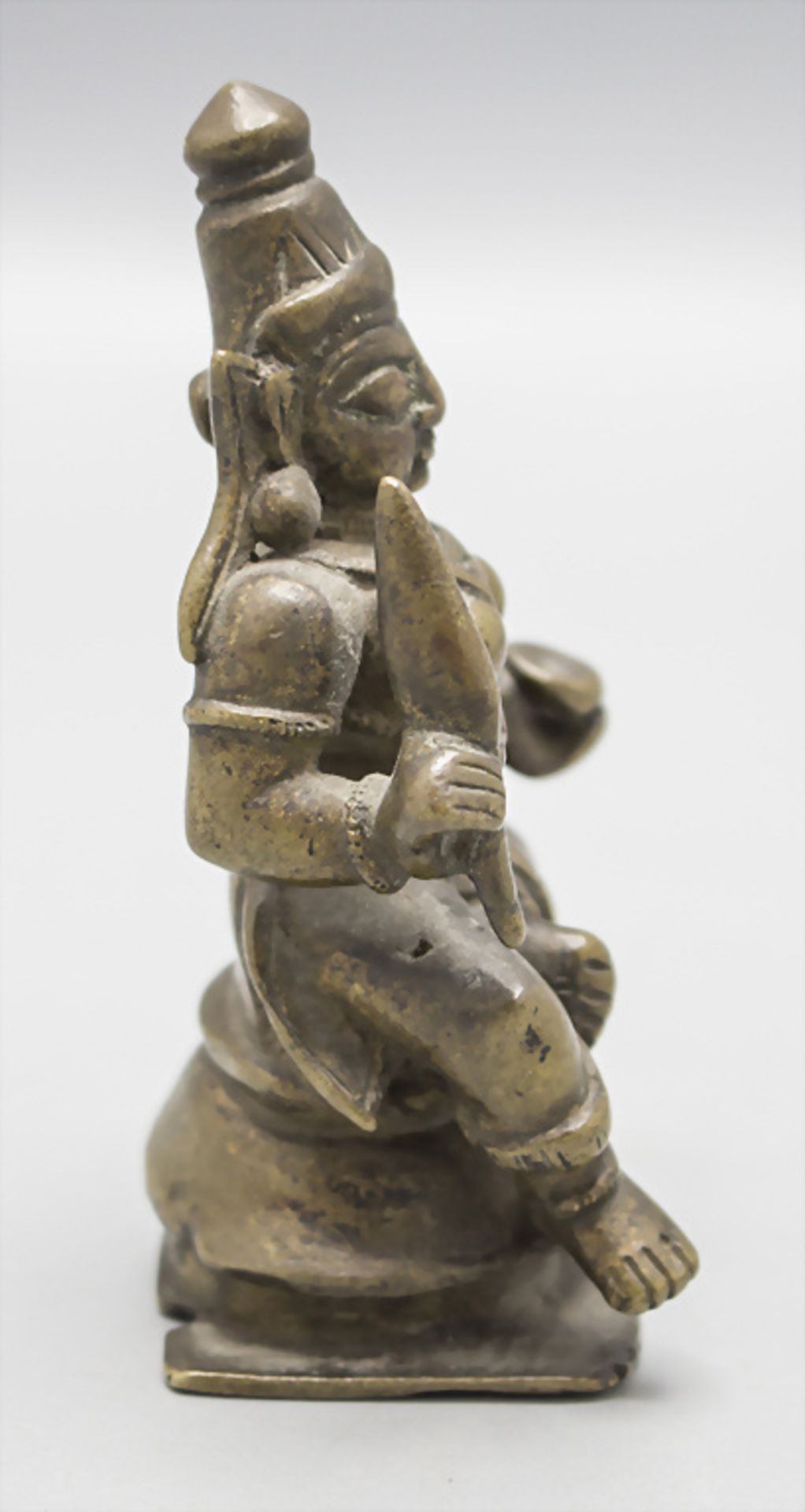 Bronzeplastik der sitzenden Durga / A bronze figure of sitting Durga, Karnataka, Indien, um 1900 - Image 4 of 5