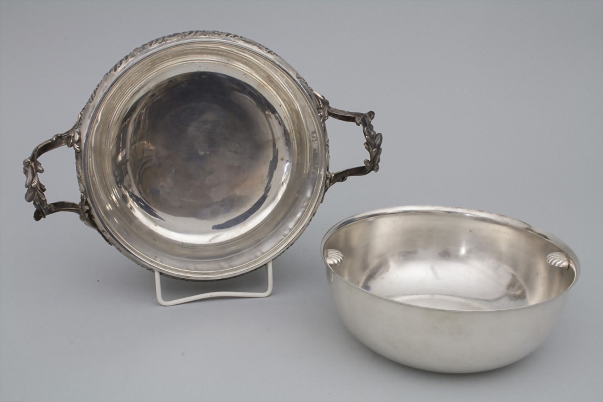Legumier / Wöchnerinnenschüssel / A silver vegetable tureen with lining and cover, Paris, um 1900 - Image 8 of 13
