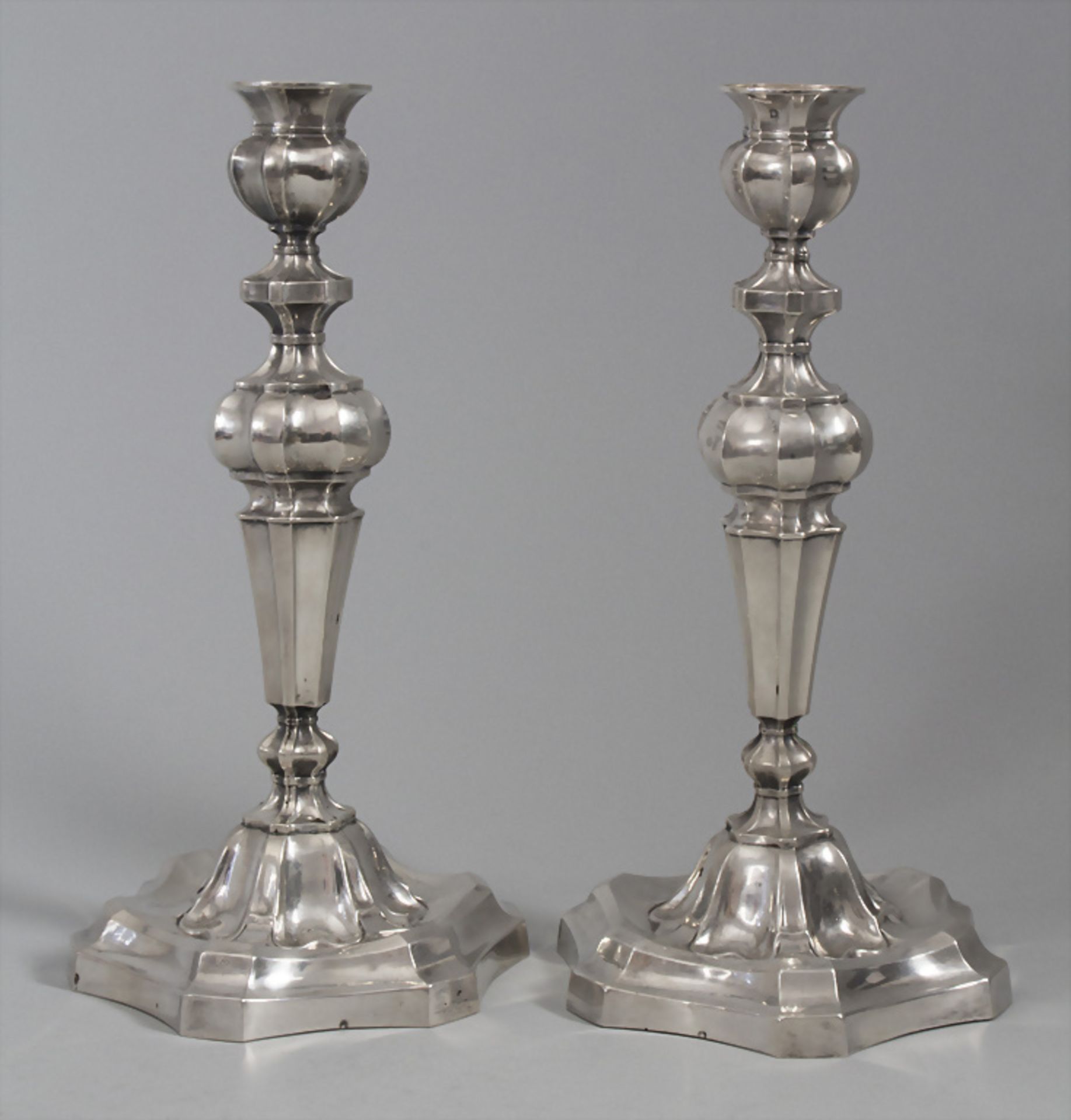 Paar Kerzenleuchter / A pair of silver candleholders / Une paire de bougeoirs en argent massif ...