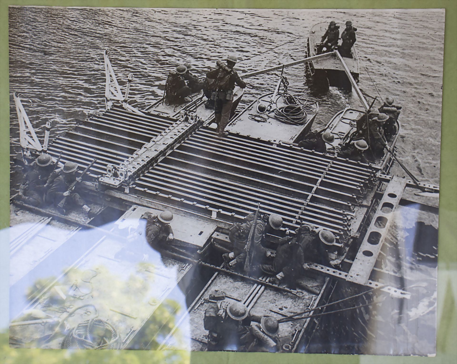 4 Fotografien 'Bau einer Pontonbrücke und Behelfsbrücke über den Trigno / Italien', 1943 und 1944 - Image 3 of 7