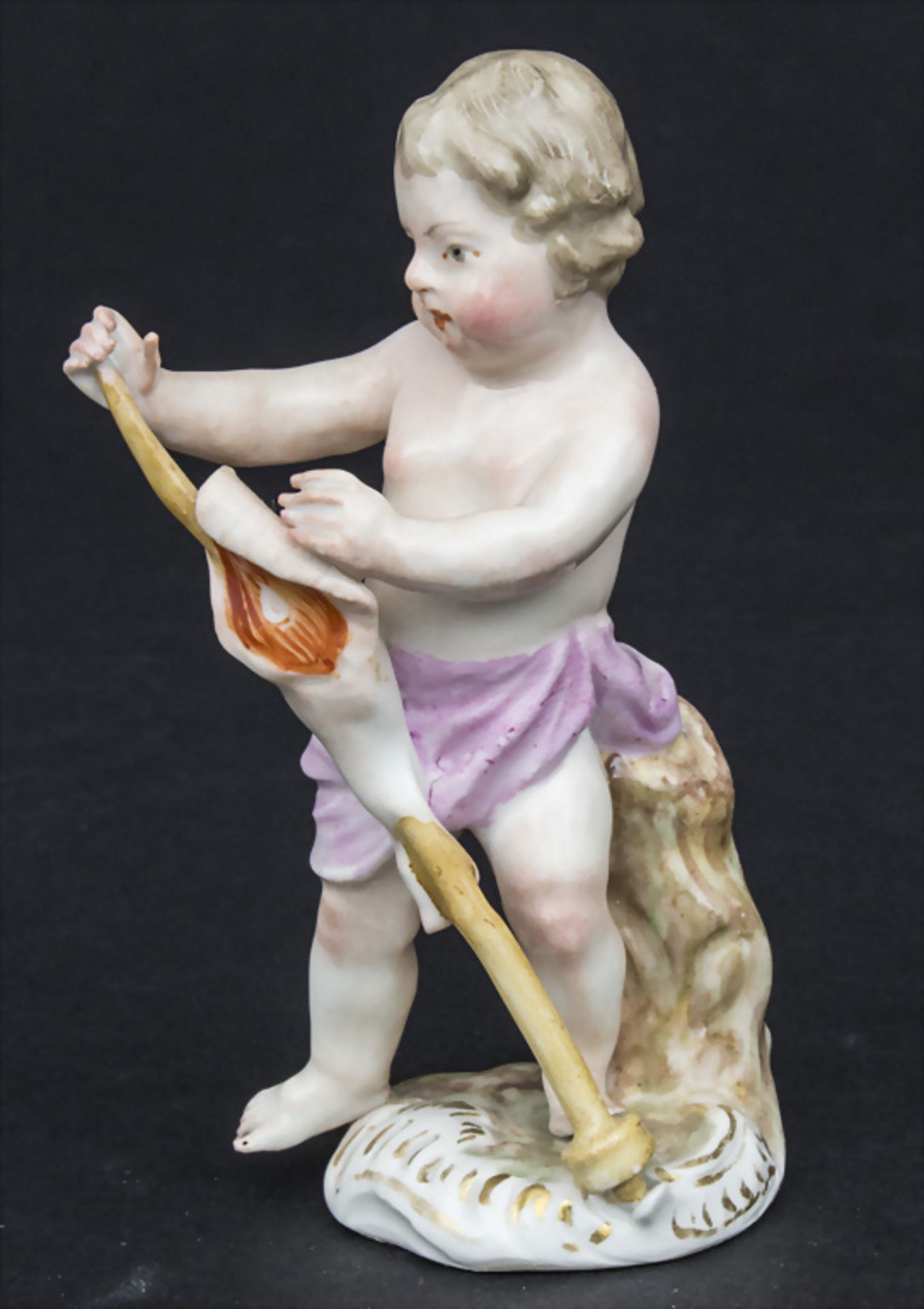 Frühe Figur eines Puttos mit einem Fleischspieß / An early figure of a cherub holding a meat ...