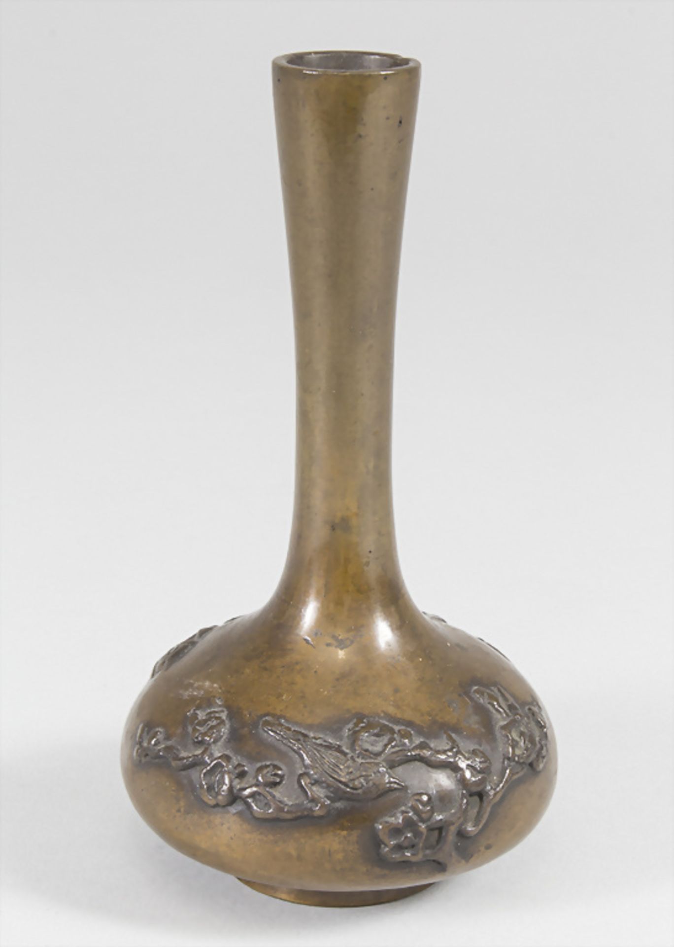 Kleine Vase mit 'Vogel-Strauch-Dekor' / A small vase with birds-shrub pattern, Japan, um 1900 - Image 2 of 6