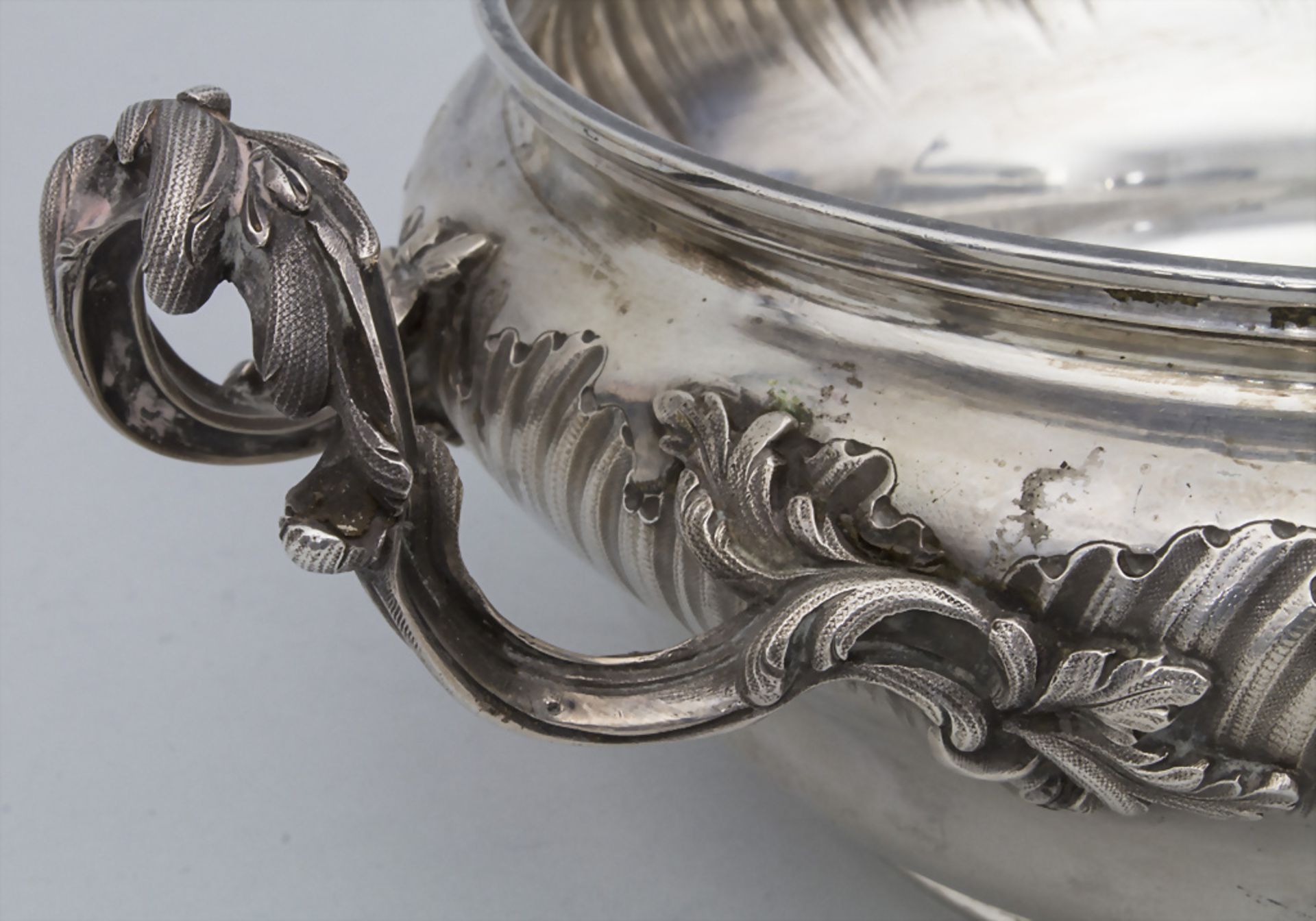 Legumier / Wöchnerinnenschüssel / A silver vegetable tureen with lining and cover, Paris, um 1900 - Image 13 of 13