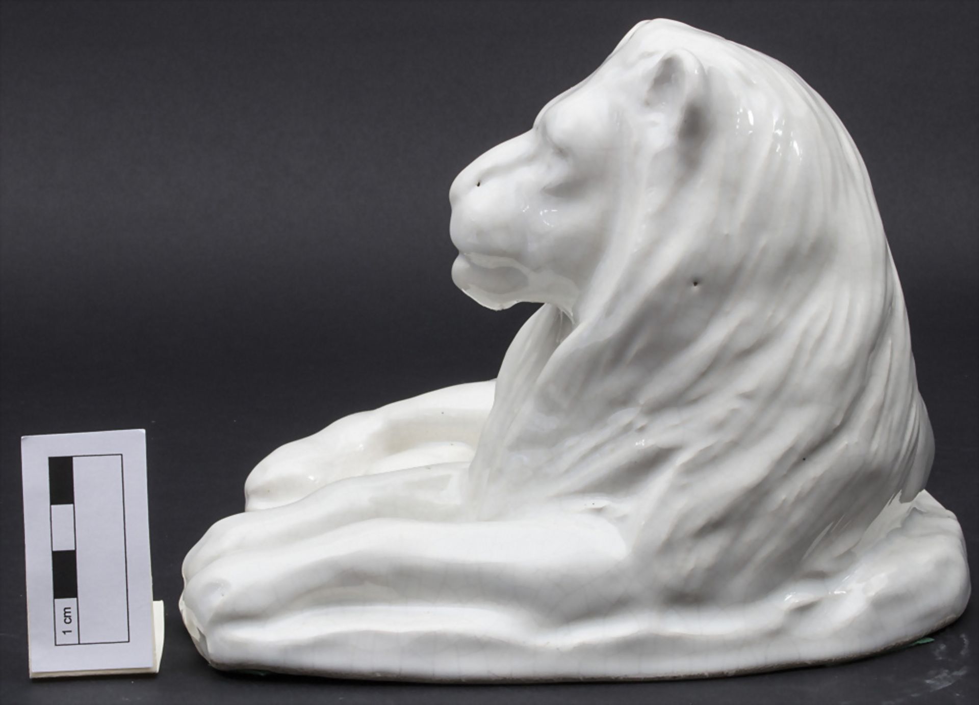 Fayence Skulptur 'Ruhender Löwe' / A faience sculpture of a resting lion, Baden-Baden, 1. ... - Image 3 of 5