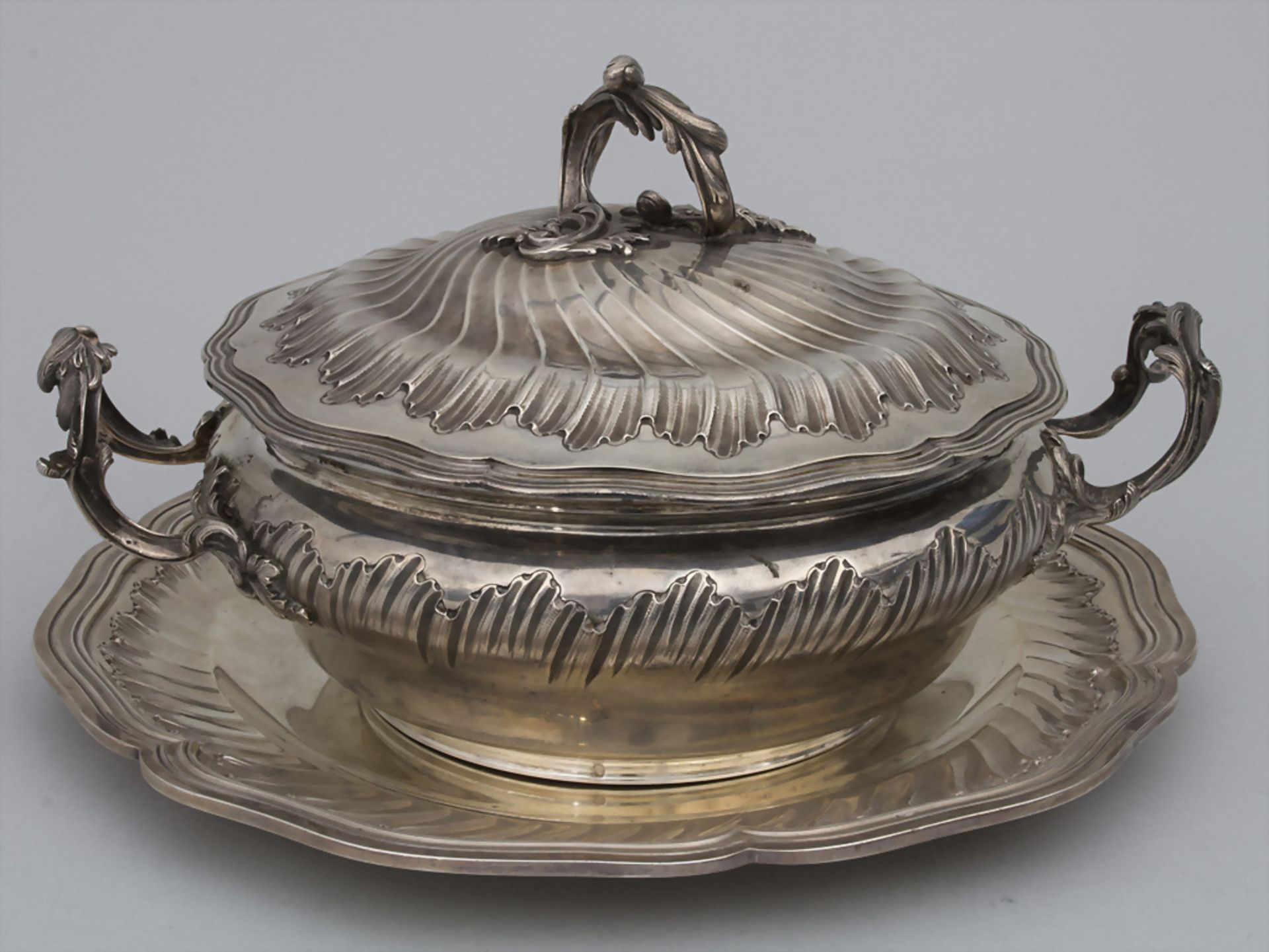 Legumier / Wöchnerinnenschüssel / A silver vegetable tureen with lining and cover, Paris, um 1900 - Image 4 of 13