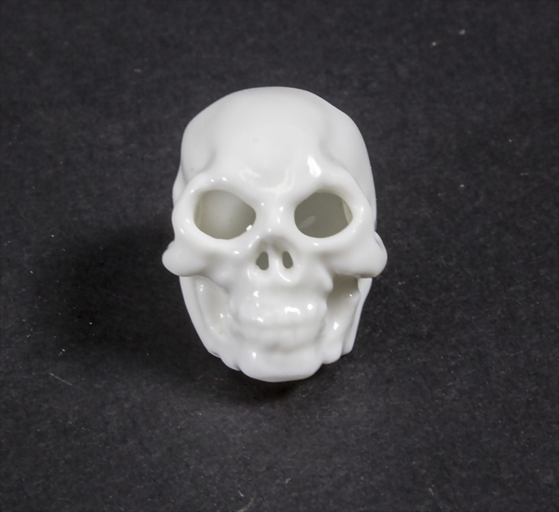 Miniatur Totenschädel / A miniatur skull, Nymphenburg, 20. Jh. - Image 2 of 6