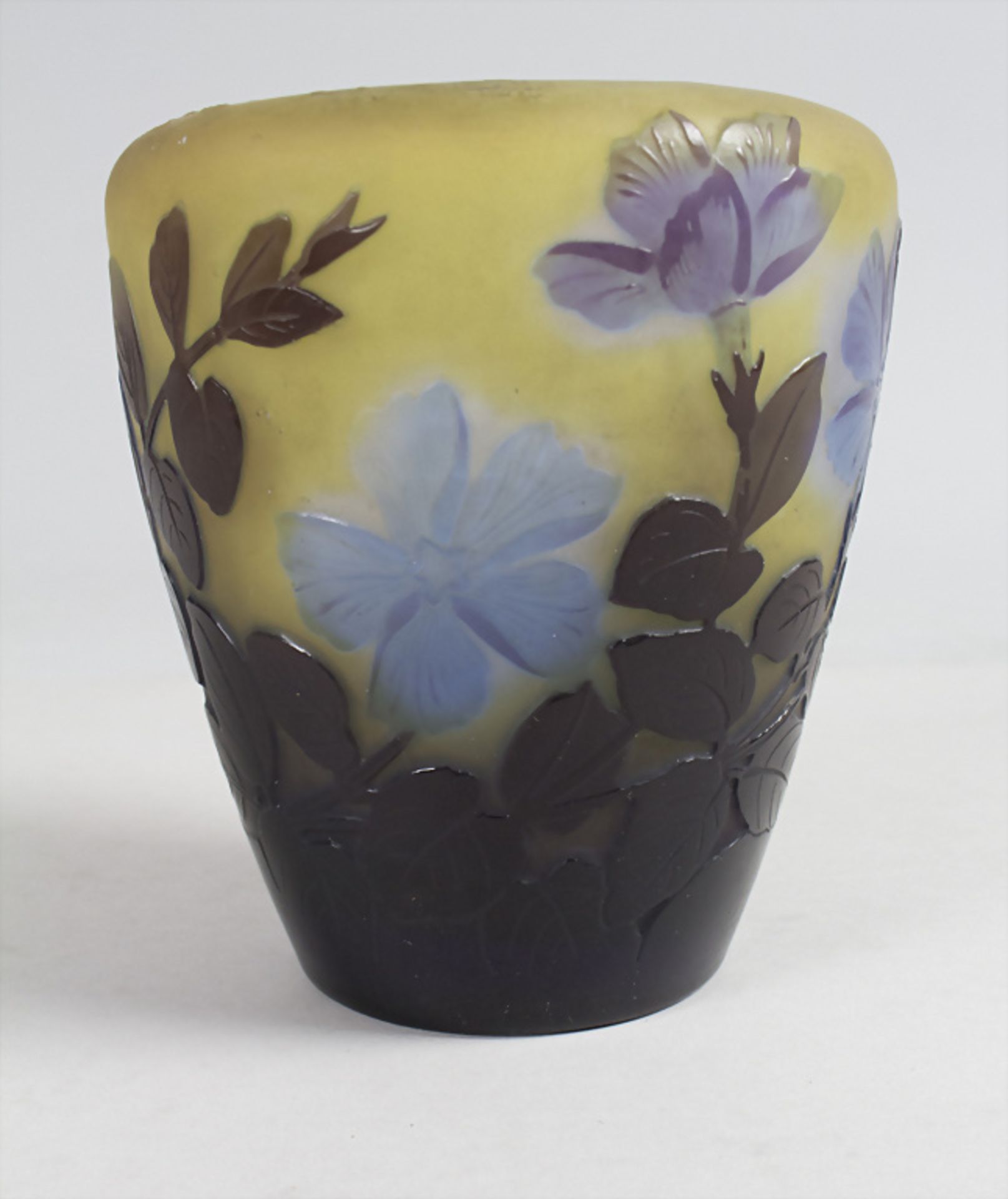 Jugendstil Vase mit Clematis / An Art Nouveau cameo glass vase with clematis, Emile Gallé, ...