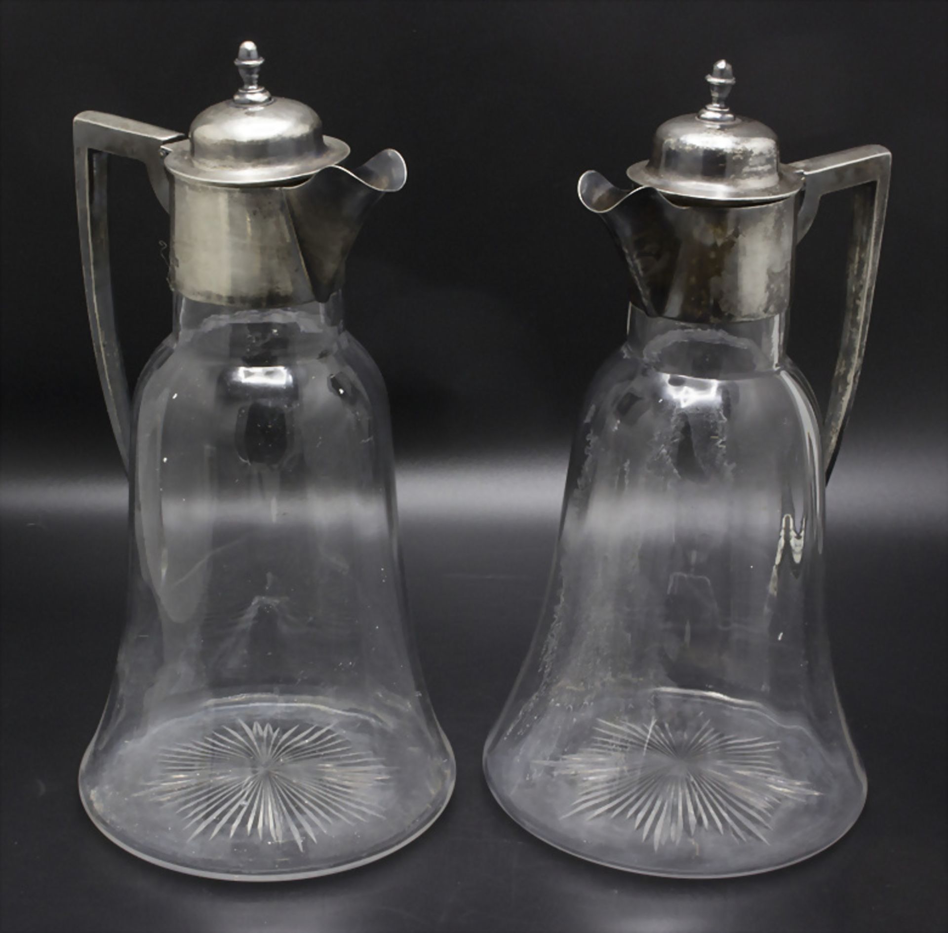 Paar Weinkaraffen mit Silbermontur / A pair of claret jugs with silver mount, William Hutton & ...