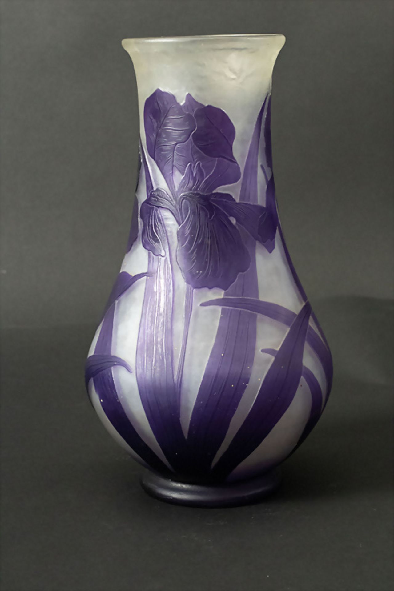 Jugendstil Vase mit Schwertlilien / An Art Nouveau vase with iris, Karl Lindenberg, Kosta, um 1900