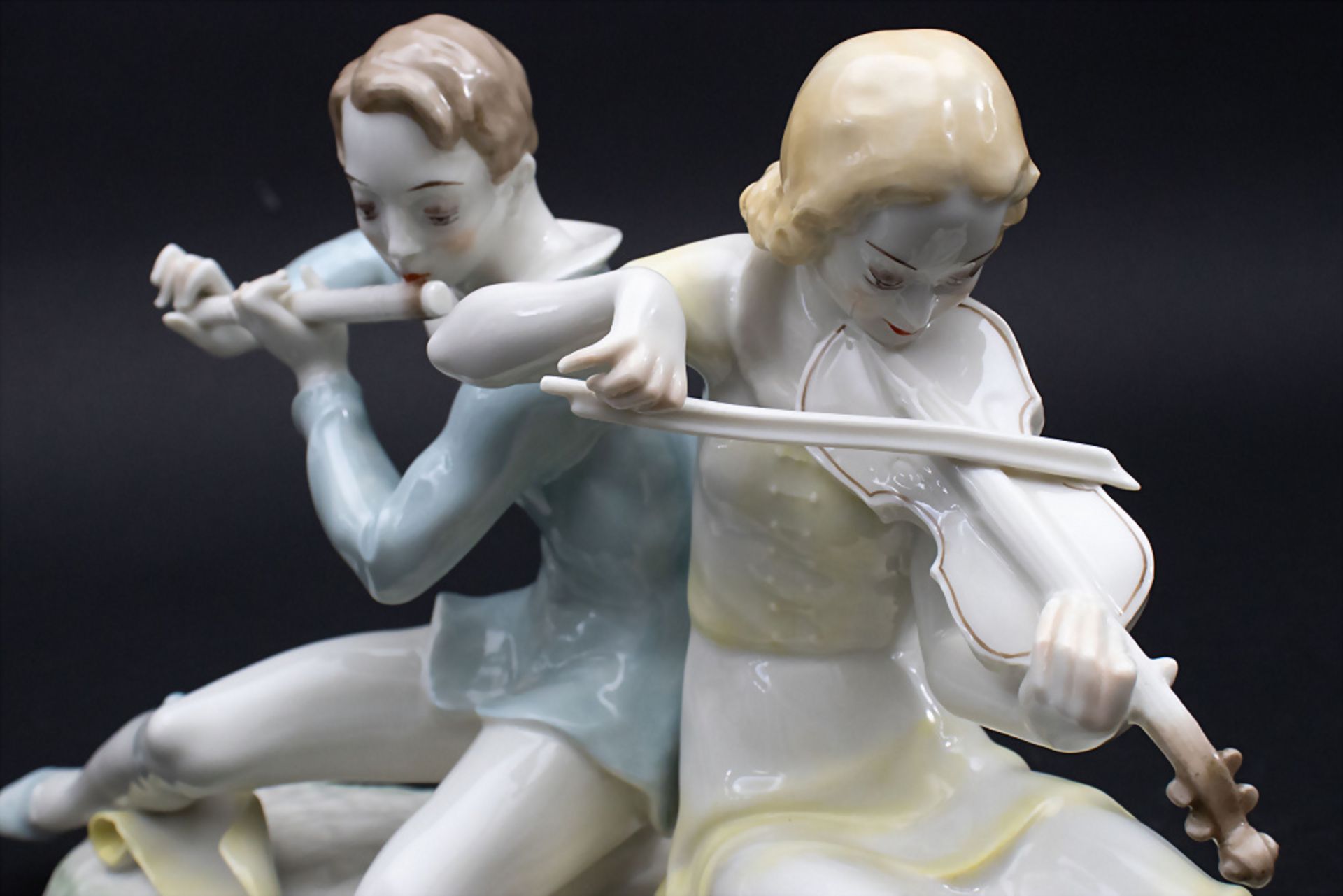 Figurenpaar 'Musikanten' / A figural pair of musicians, Carl Werner, Hutschenreuther, Selb, 1. ... - Bild 5 aus 9