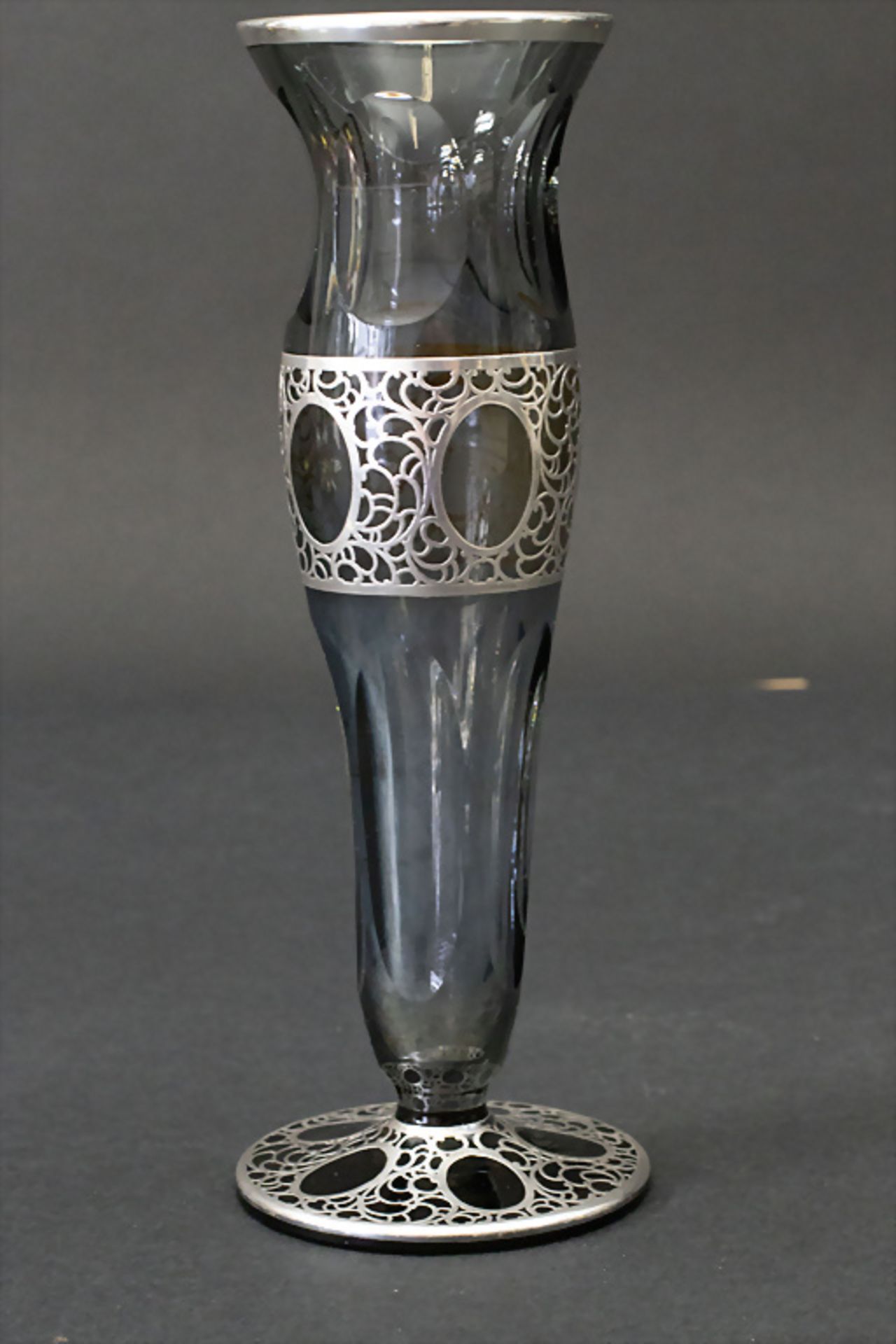 Art Déco Silber Overlay Vase / An Art Deco glass vase with silver overlay, um 1925 - Image 2 of 6