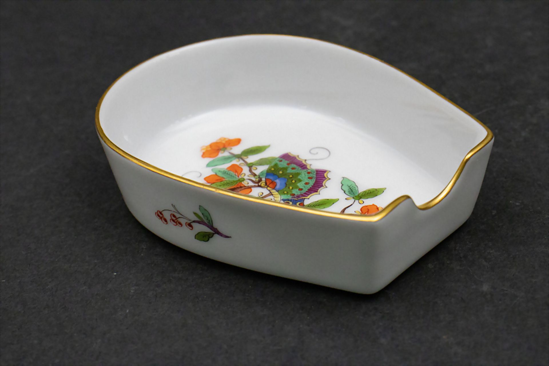 Ascher oder Löffelablage 'Chinesischer Schmetterling' / An ashtray or spoon rest with a ...