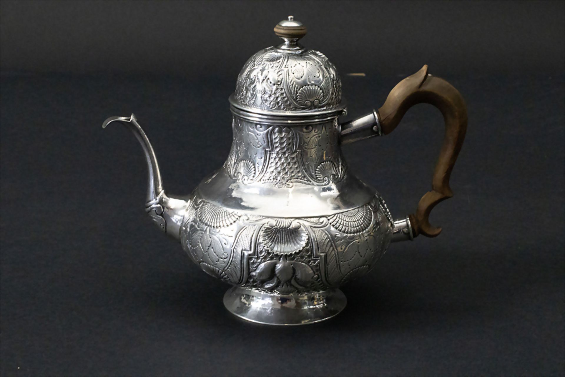 Teekanne / A silver tea pot, wohl Paulus Vermeulen, Harlem, 18. Jh.