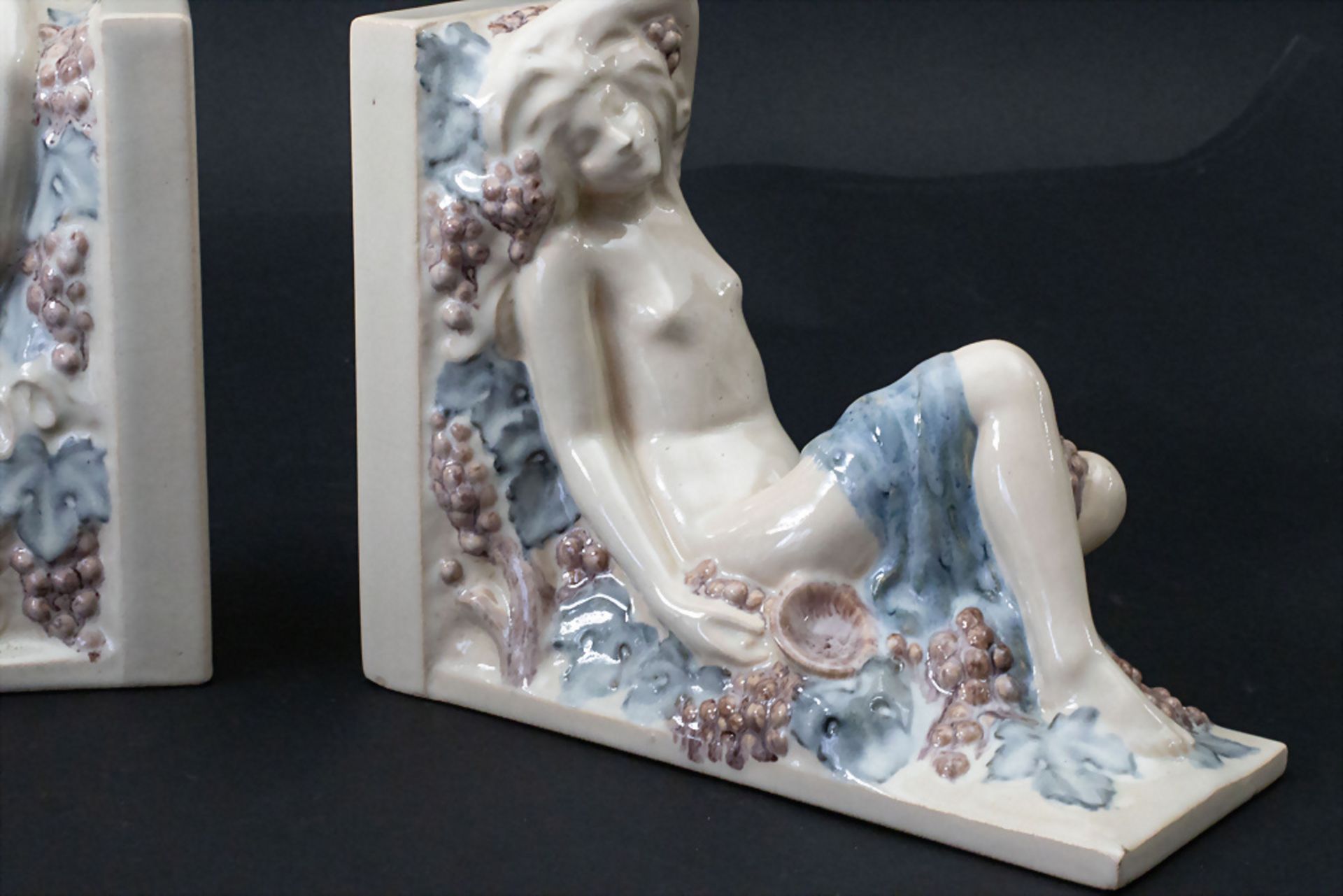 Paar Jugendstil Buchstützen 'Putto mit Weinreben' / A pair of Art Nouveau ceramic bookends ... - Image 4 of 9