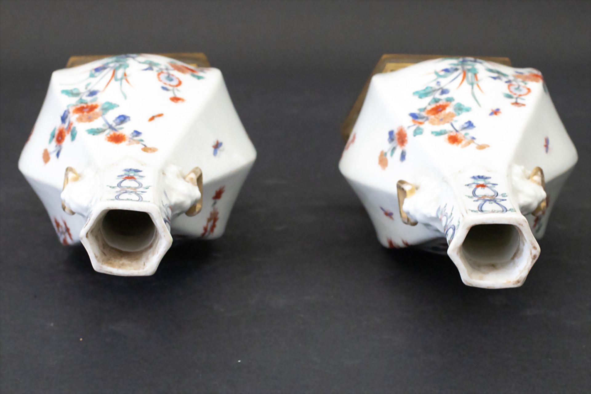 Kakiemon Deckelvasen-Paar / A pair of Kakiemon lidded vases, wohl Meissen oder Chantilly, 18. Jh. - Image 11 of 12