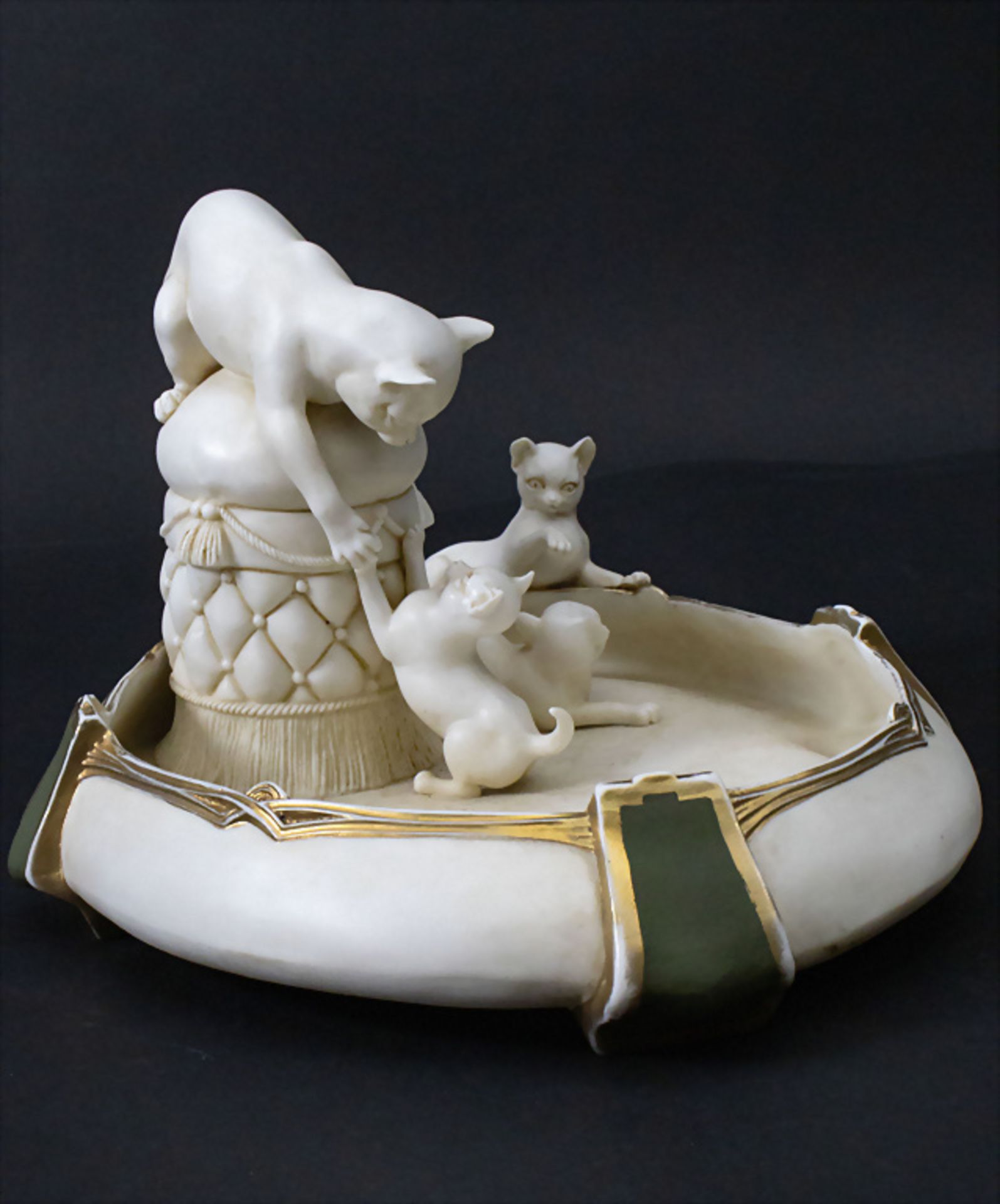 Jugendstil Schale mit 4 spielenden Katzen / An Art Nouveau bowl with 4 playing cats, E. & A. ... - Image 2 of 8