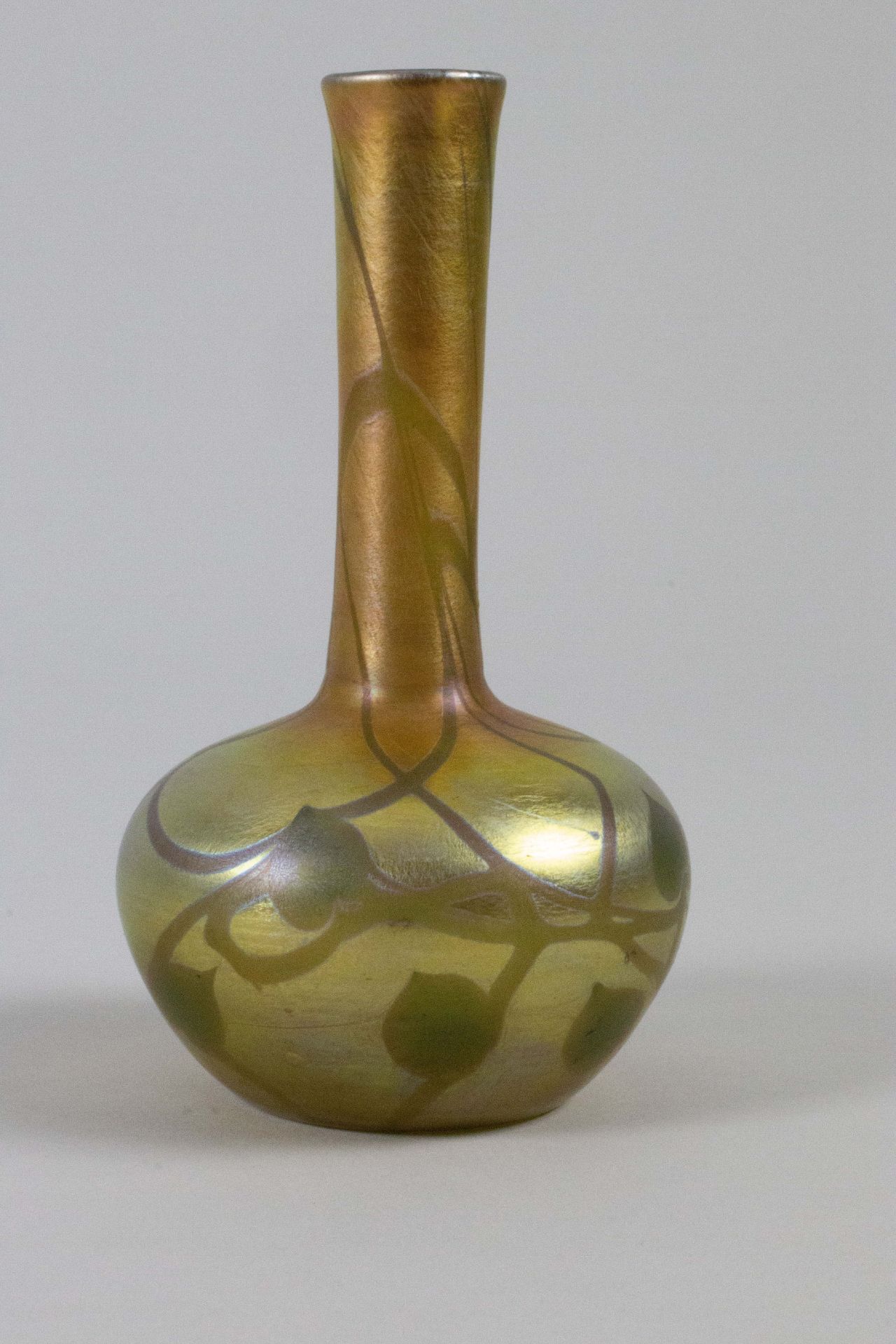 Seltene kleine Jugendstil Langhalsvase mit Geißblattdekor, Louis Comfort TIFFANY (1848-1933), ... - Image 5 of 5