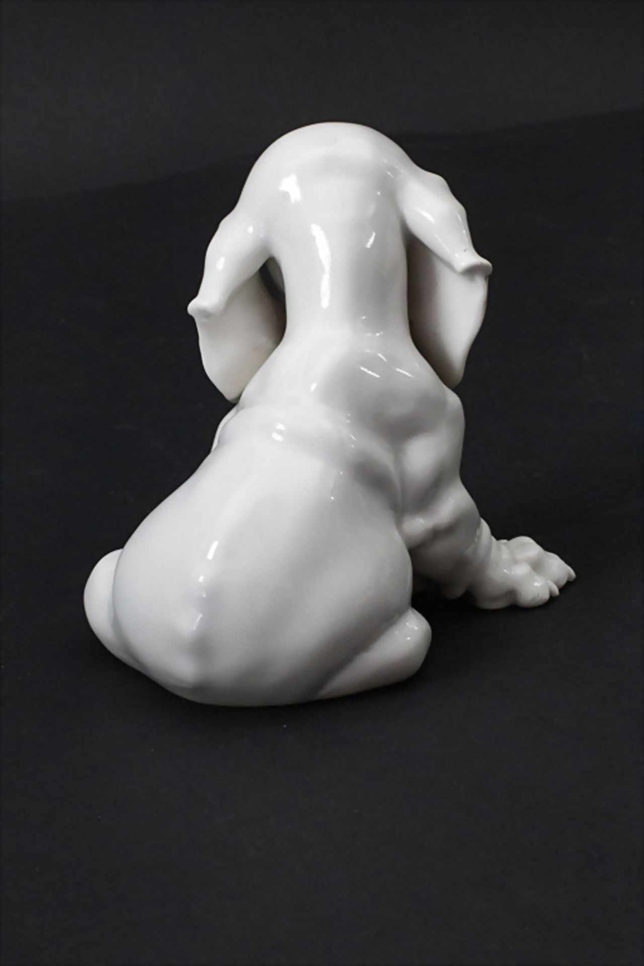 Porzellanplastik Sitzender Dackelwelpe / A figure of a sitting dachshund puppy, Theodor ... - Image 4 of 7