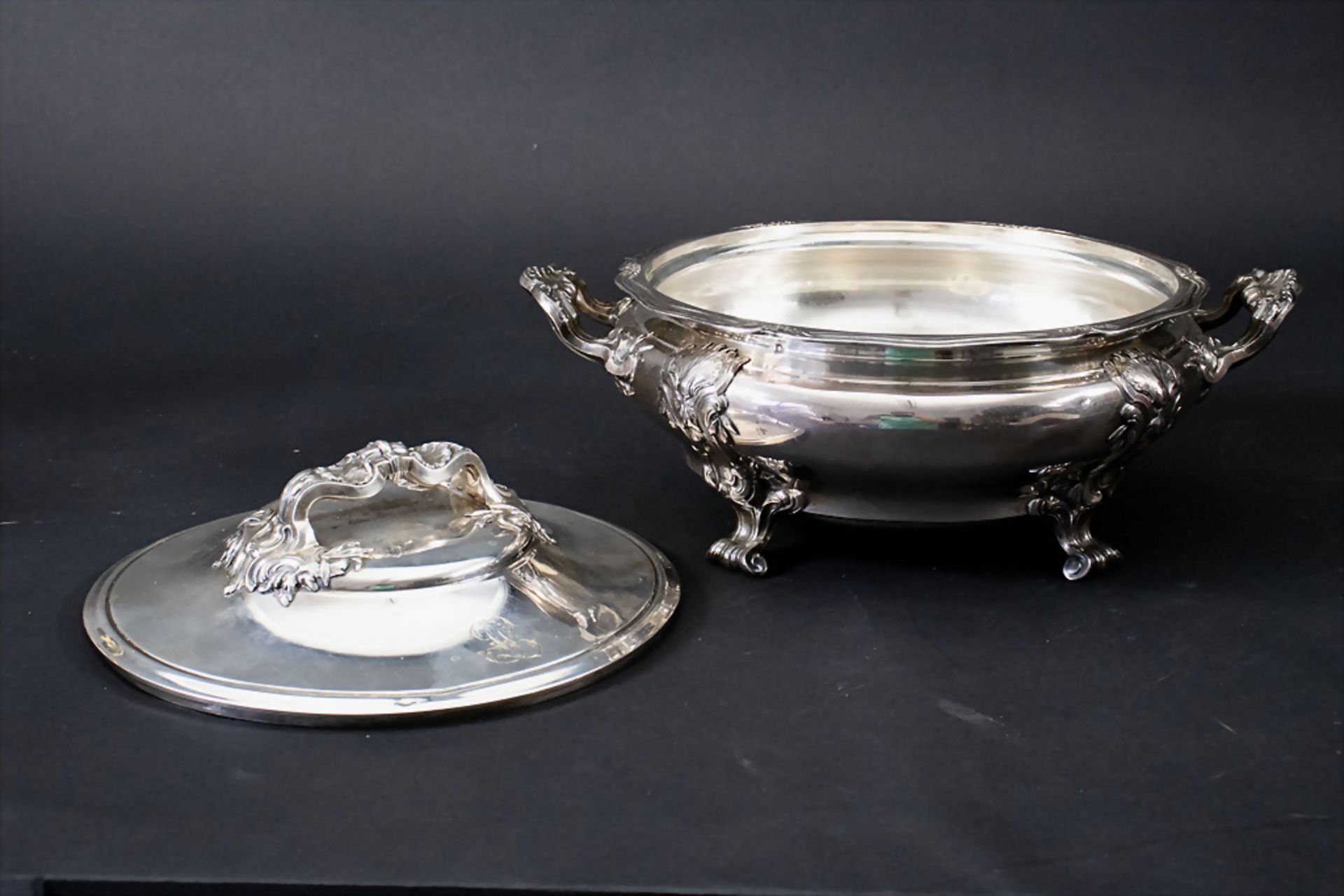 Deckelterrine / A covered silver tureen / Un légumier en argent, Alphonse Debain, Paris, um 1880 - Bild 5 aus 8