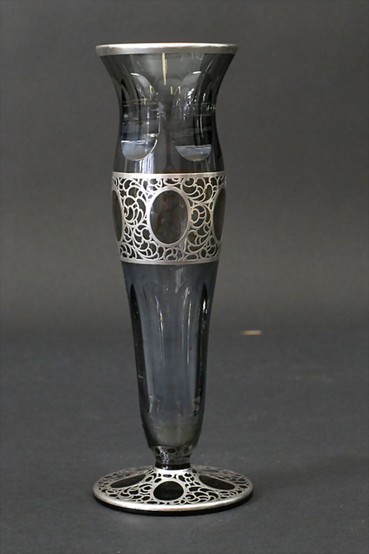 Art Déco Silber Overlay Vase / An Art Deco glass vase with silver overlay, um 1925