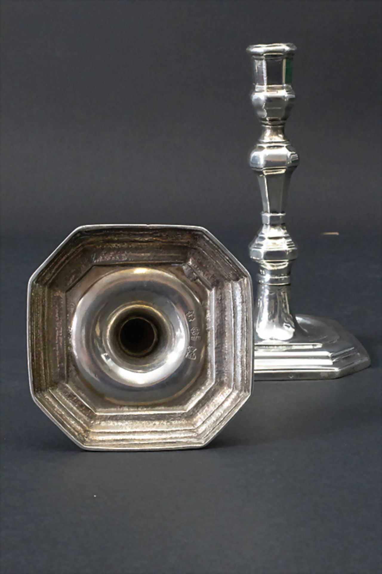 Paar Barock Kerzenleuchter / A pair of Baroque silver candlesticks, Pierre Tudier, Béziers, um 1730 - Image 3 of 5