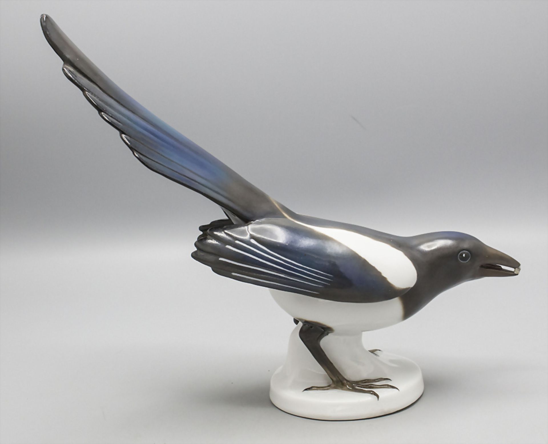 Vogelfigur 'Elster' / A figure of a magpie, Porzellanfabrik Ilse Pfeffer, Gotha, 1934 - Bild 2 aus 4
