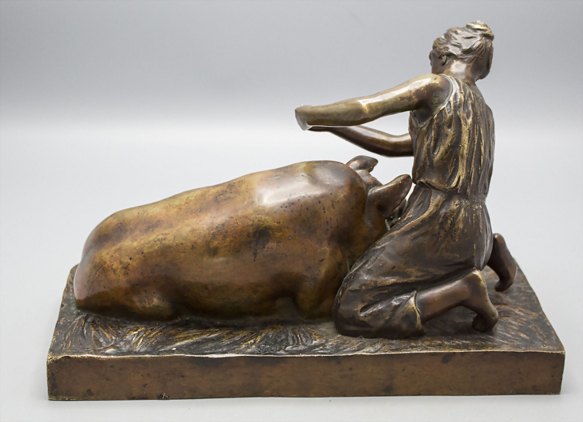 Plastik 'Mädchen mit Eber' / A figure 'A girl with a boar', Hercule?, Frankreich, um 1900 - Image 3 of 7